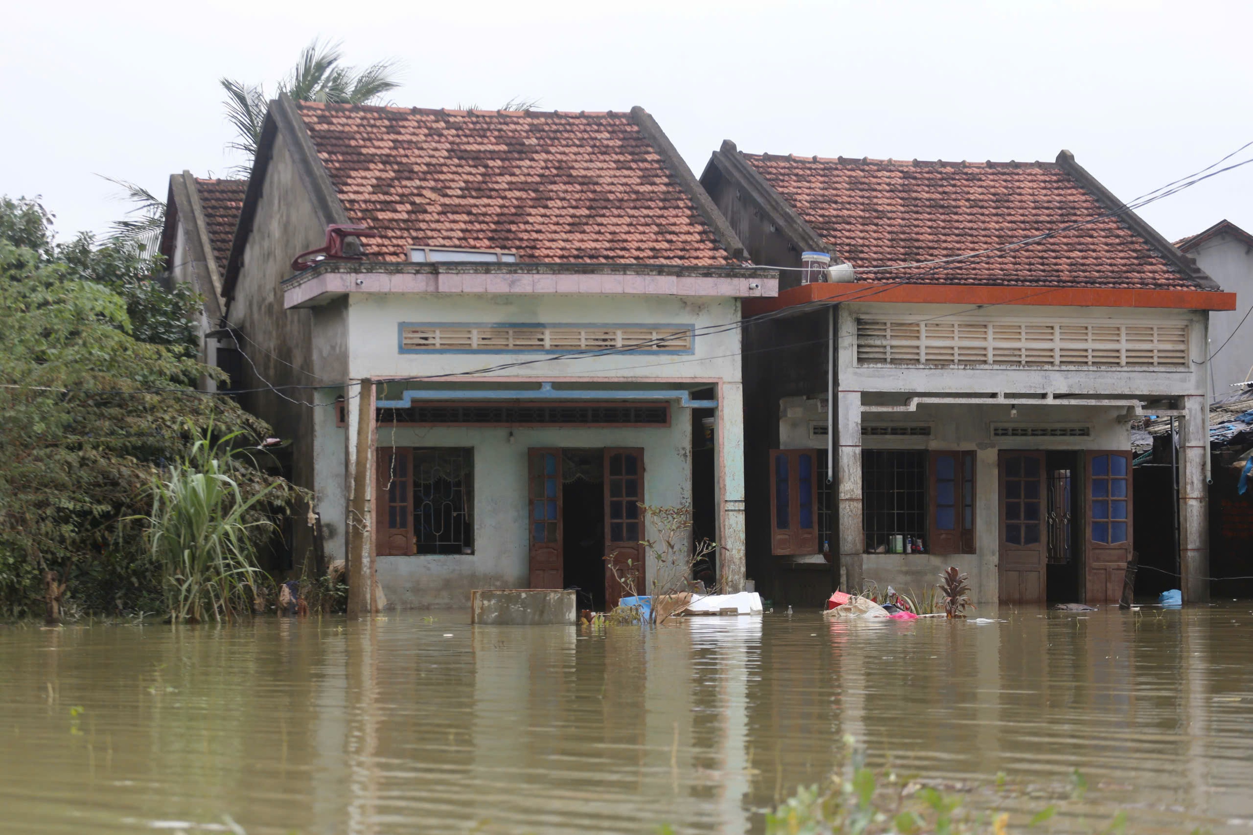 Rốn lũ hòa Xuân tan hoang cần cứu trợ khẩn cấp cho người dân bị ảnh hưởng - Ảnh 7.