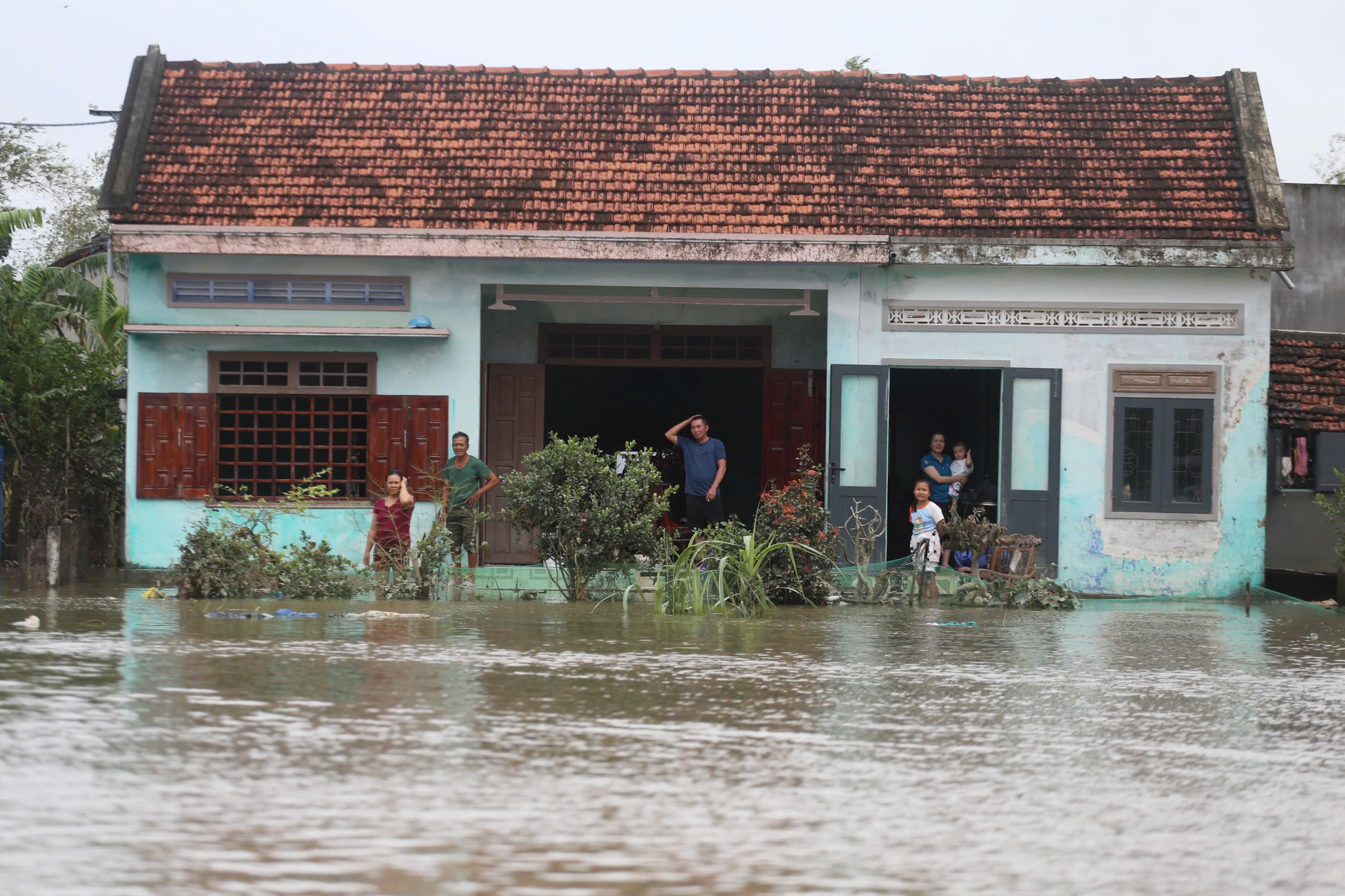 Rốn lũ hòa Xuân tan hoang cần cứu trợ khẩn cấp cho người dân bị ảnh hưởng - Ảnh 9.