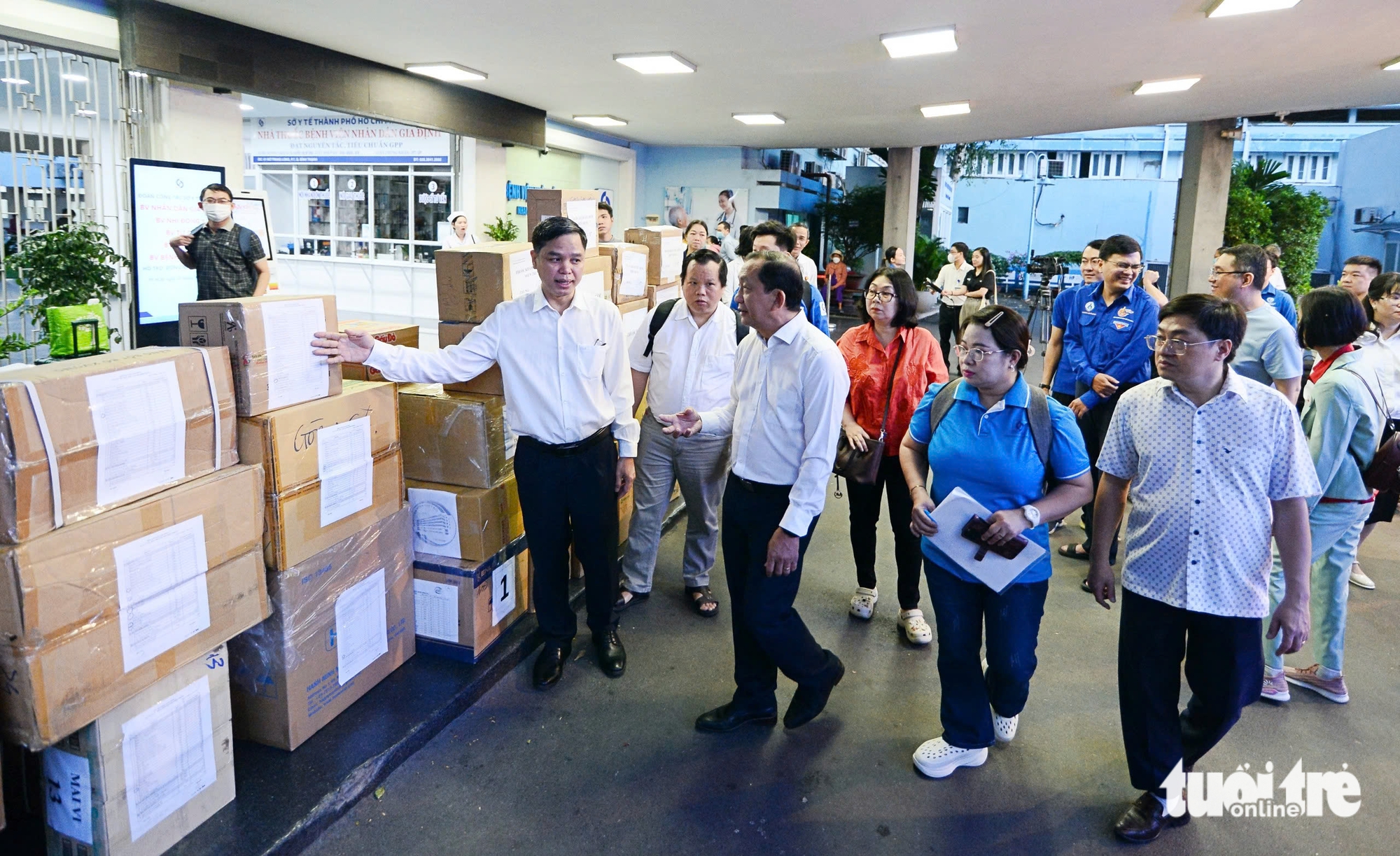 100 y, bác sĩ TP.HCM mang thuốc men, thiết bị y tế lên đường chi viện Đắk Lắk 2 y bác sĩ - Ảnh 2.