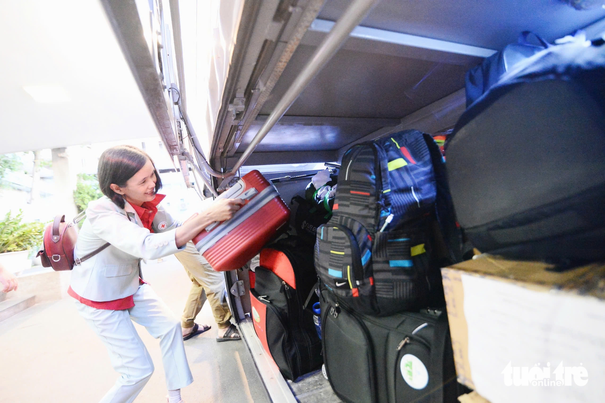 100 y, bác sĩ TP.HCM mang thuốc men, thiết bị y tế lên đường chi viện Đắk Lắk 6 y bác sĩ - Ảnh 6.