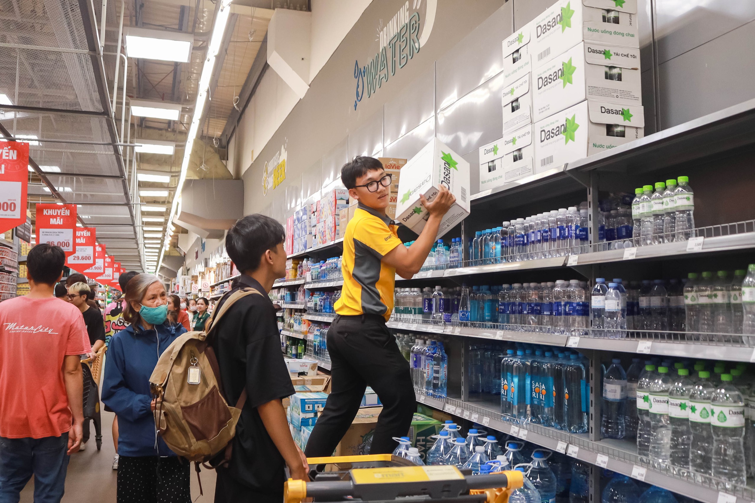 Siêu thị 'cháy hàng' vì người dân TP.HCM đổ xô cứu trợ đồng bào miền Trung - Ảnh 2.
