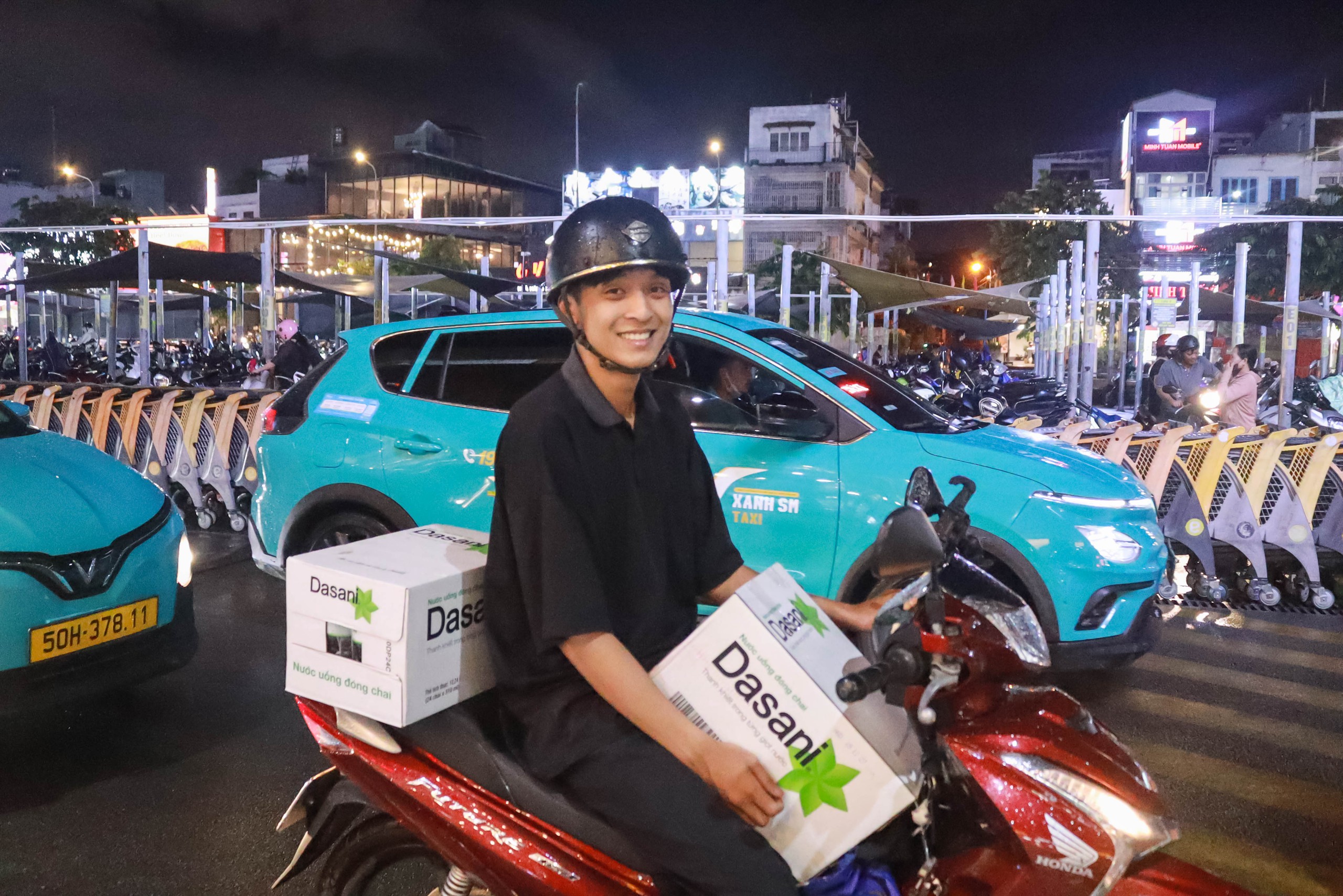 Siêu thị 'cháy hàng' vì người dân TP.HCM đổ xô cứu trợ đồng bào miền Trung - Ảnh 6.