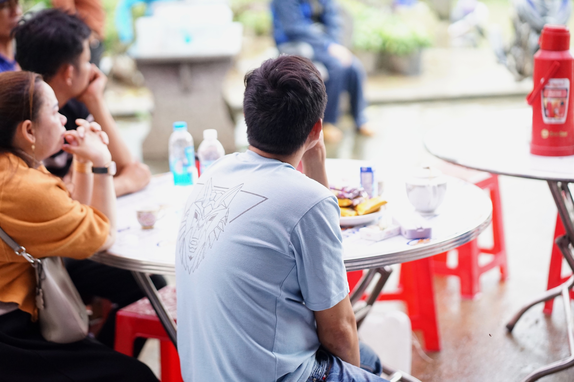 Mưa lũ cuốn trôi 2 con nhỏ: Người mẹ gục bên bàn thờ liên tục gọi tên các con, ôm chặt đứa cháu để vơi nỗi đau- Ảnh 8.