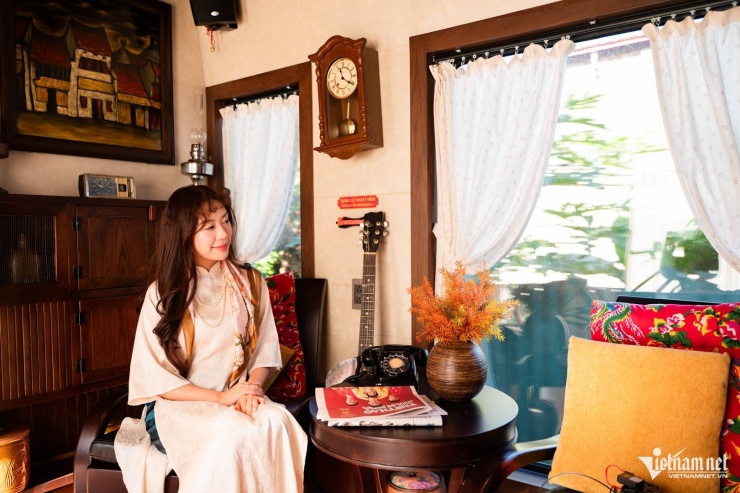 Thùy Dương trải nghiệm trên toa Ô Cầu Dền. Nữ du khách chọn trang phục áo dài để có những tấm hình ấn tượng