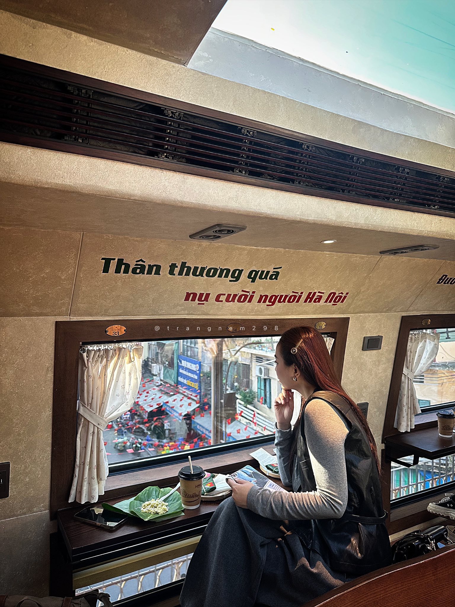 Du khách thích thú trải nghiệm, chụp ảnh mỏi tay trên chuyến tàu Hà Nội - Bắc Ninh - 9