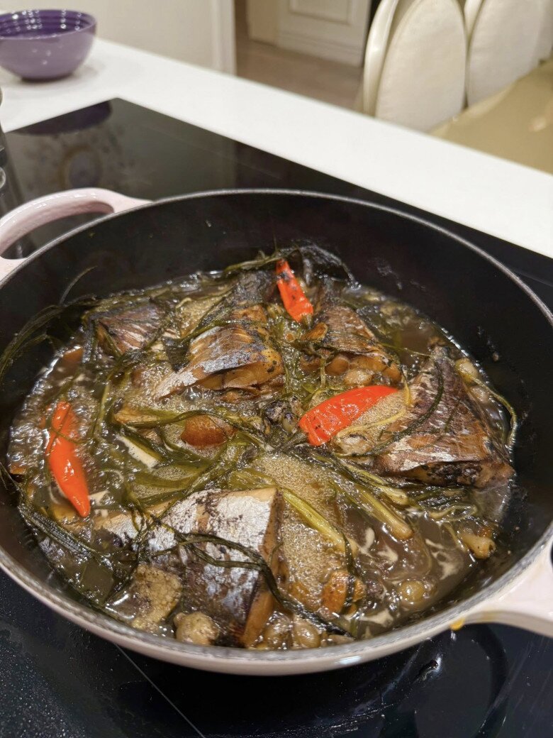 Khi nồi mắm sôi sùng sục trên bếp, ngày càng chín nhừ thêm. Cá khi kho nên cho lửa nhỏ để cá thấm đều, không bị cháy, giữ trọn hương vị truyền thống như các bà, các mẹ ngày xưa vẫn nấu.