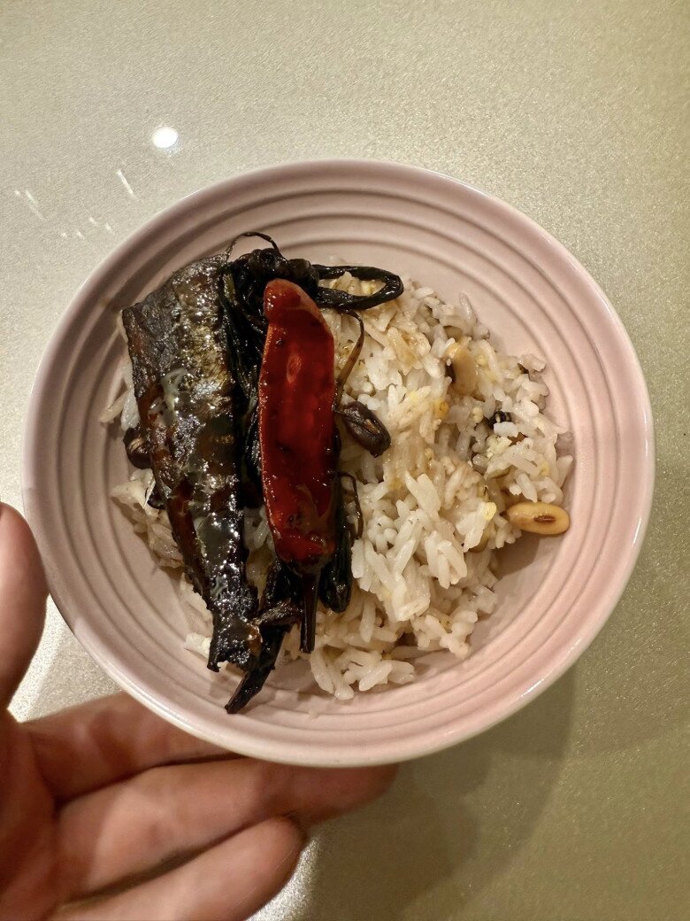 Không chỉ kho giống vị xưa, cô còn ăn với cơm độn y như ngày xưa: Nhà mình nấu cơm độn đậu với lạc, ăn với cá mắm, ngon nhức nhối.