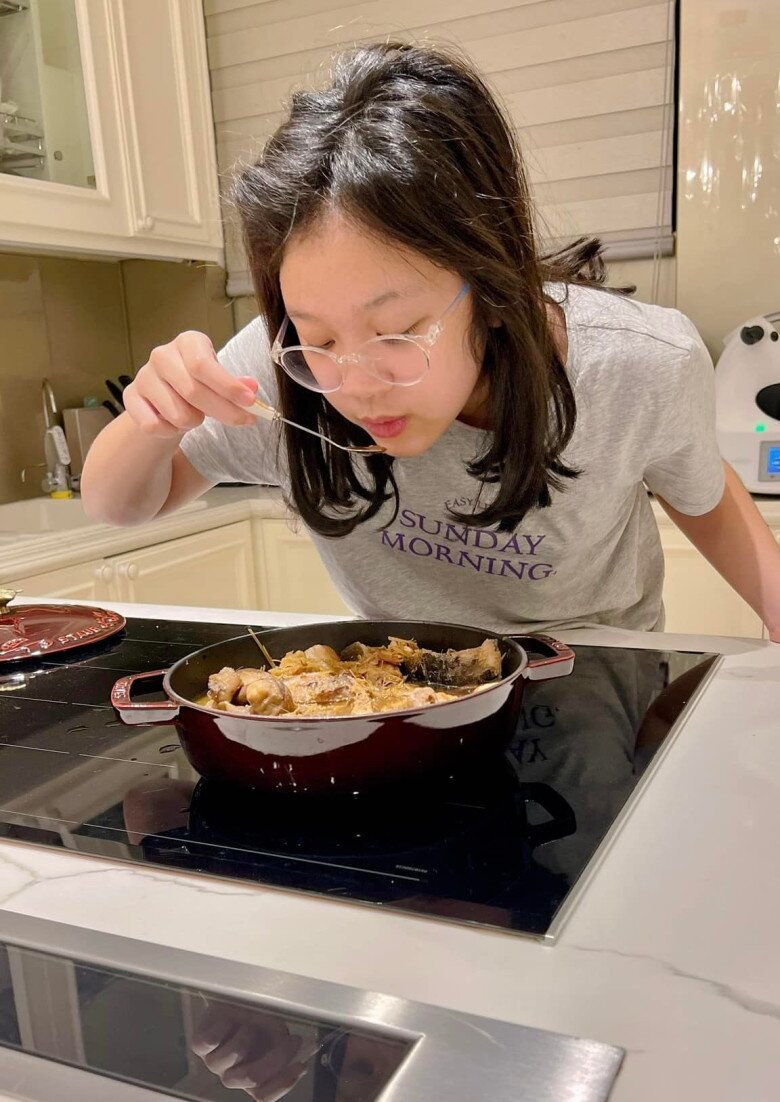 Cá kho là món ăn quen thuộc của gia đình Diệp Chi. Có lần cô hóm hỉnh chia sẻ cảnh con gái Sumo không cưỡng lại nổi mùi thơm của nồi cá đang kho trên bếp: Mẹ đang kho nồi cá bỗng có con mèo ở đâu chạy vào ăn vụng.