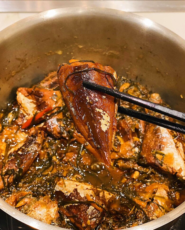 Đem rim tất cả trên bếp lửa riu riu độ 2 tiếng sẽ ra được thành phẩm mỹ mãn thế này. Nói như tiếng quê choa là ngon chi mà ngon a ri hihi. Một miếng cá ăn tốn 2,3 bát cơm là có thật. Tự hào món ăn quê mình quá, cô chia sẻ.