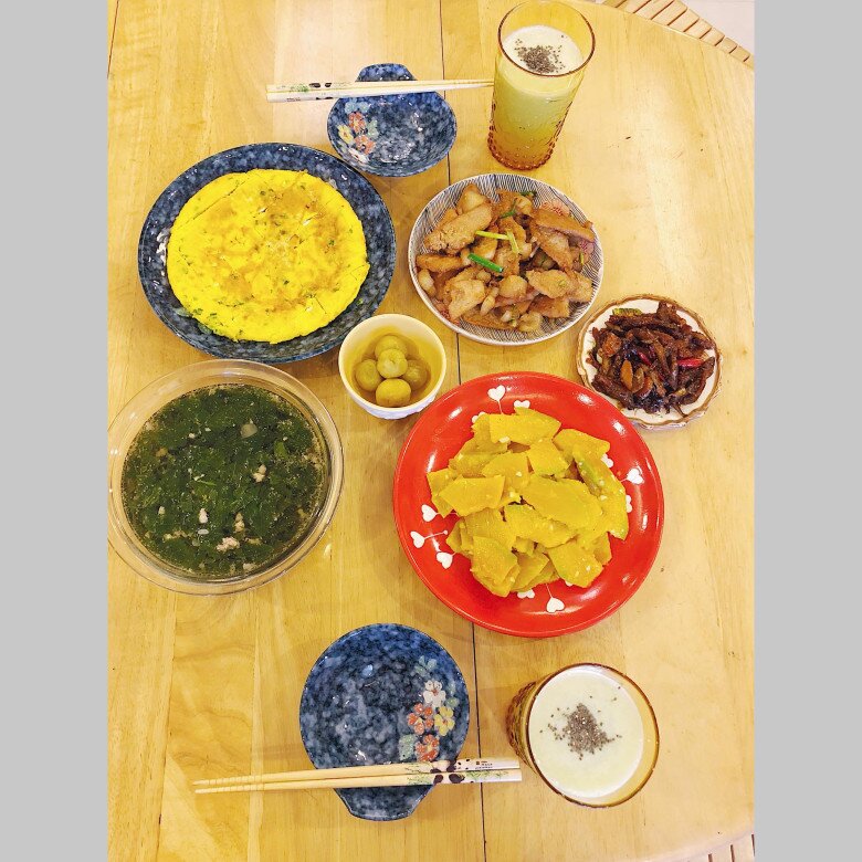 Một bữa bữa tối gọn ghẽ, thanh mát của gia đình cô với canh rau ngót, cà muối, cá bống kho tộ, thịt nạc rang, bí đỏ xào tỏi, trứng rán, ép thêm cốc nước ổi hạt chia là no căng rốn.