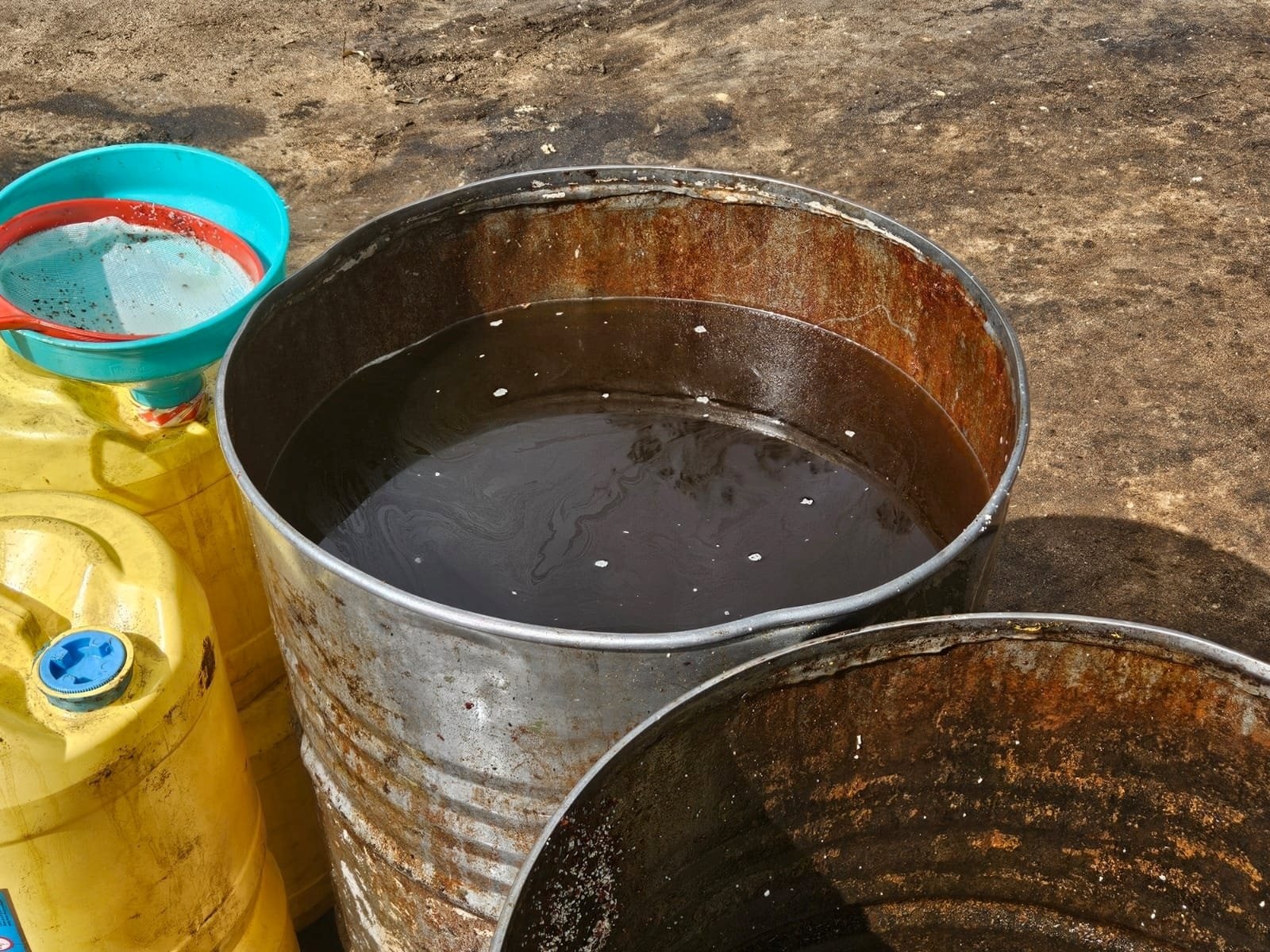 Đột kích một cơ sở, công an triệt phá đường dây sản xuất dầu ăn giả hết hạn, tịch thu nhiều can 20 lít, thùng phuy và bao bì đóng gói tại Kenya- Ảnh 3.