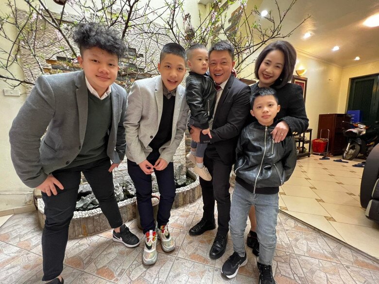 Con trai 7 tuổi của BTV Quang Minh vay bố 10 triệu đồng để ủng hộ đồng bào miền Trung bị lũ lụt 4 Gia đình hạnh phúc của BTV Quang Minh.