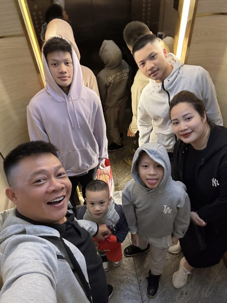 Con trai 7 tuổi của BTV Quang Minh vay bố 10 triệu đồng để ủng hộ đồng bào miền Trung bị lũ lụt 5 Quang Minh là một trong những biên tập viên đông con nhất VTV.