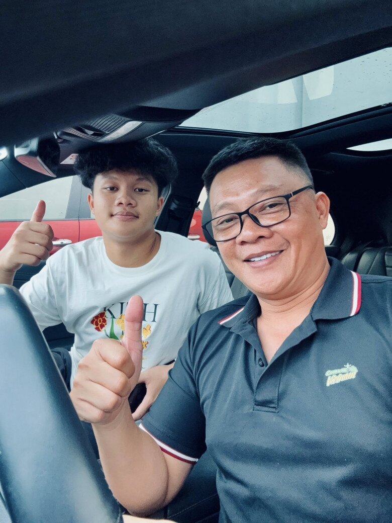 Con trai 7 tuổi của BTV Quang Minh vay bố 10 triệu đồng để ủng hộ đồng bào miền Trung bị lũ lụt 6 Con trai đầu lòng của BTV Quang Minh hiện đang du học ở Canada.