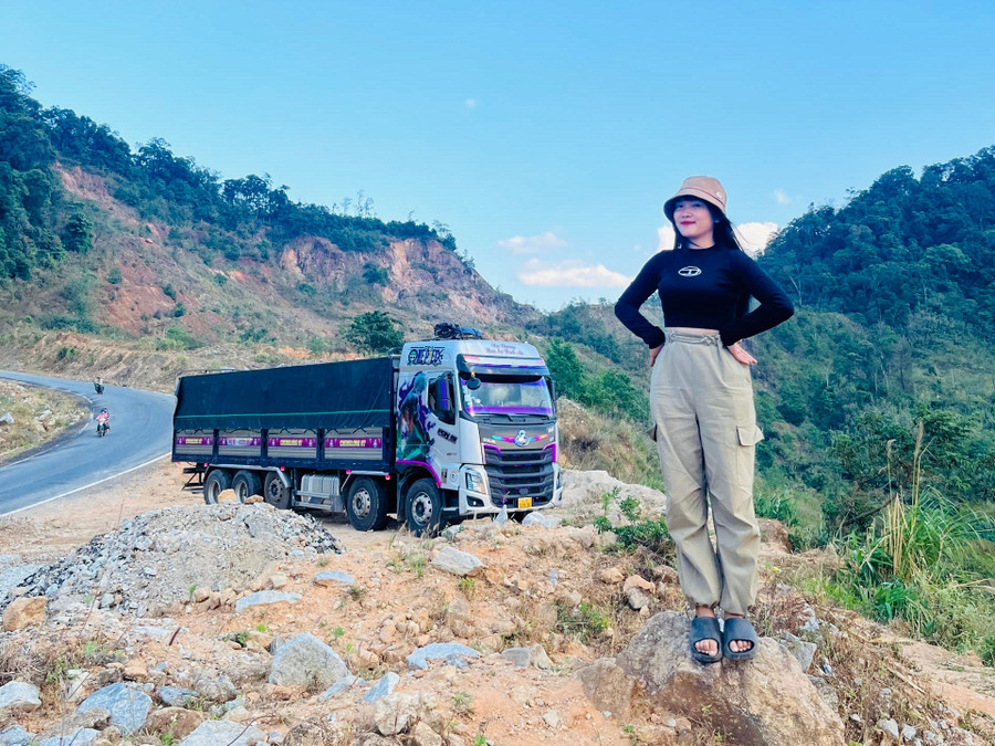 Chân dung nữ tài xế trẻ đẹp lái xe tải chở hàng cứu trợ miền Trung - Ảnh 3.