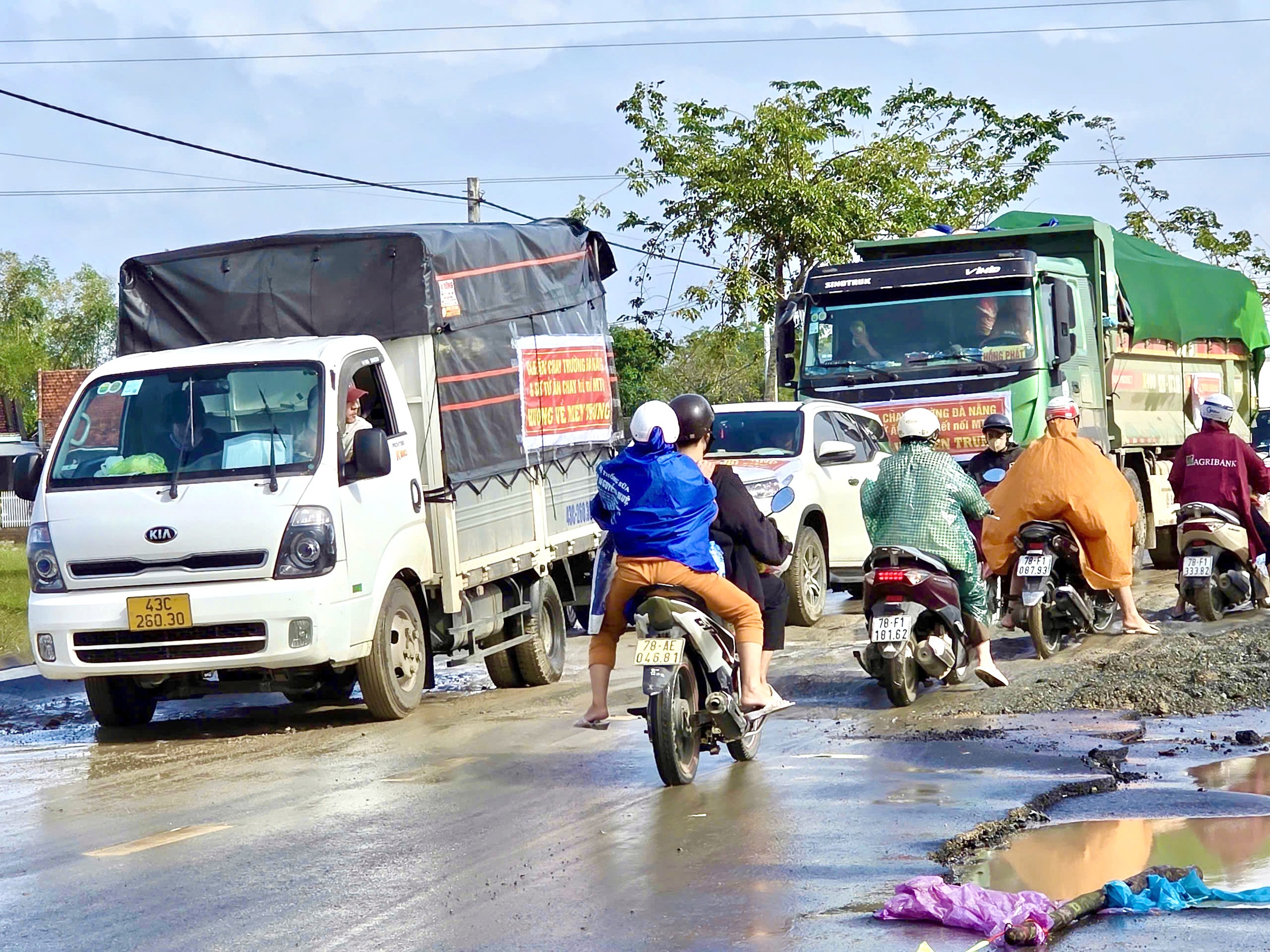 Khẩn trương thông đường sau lũ lịch sử 2 thông đường - Ảnh 2.