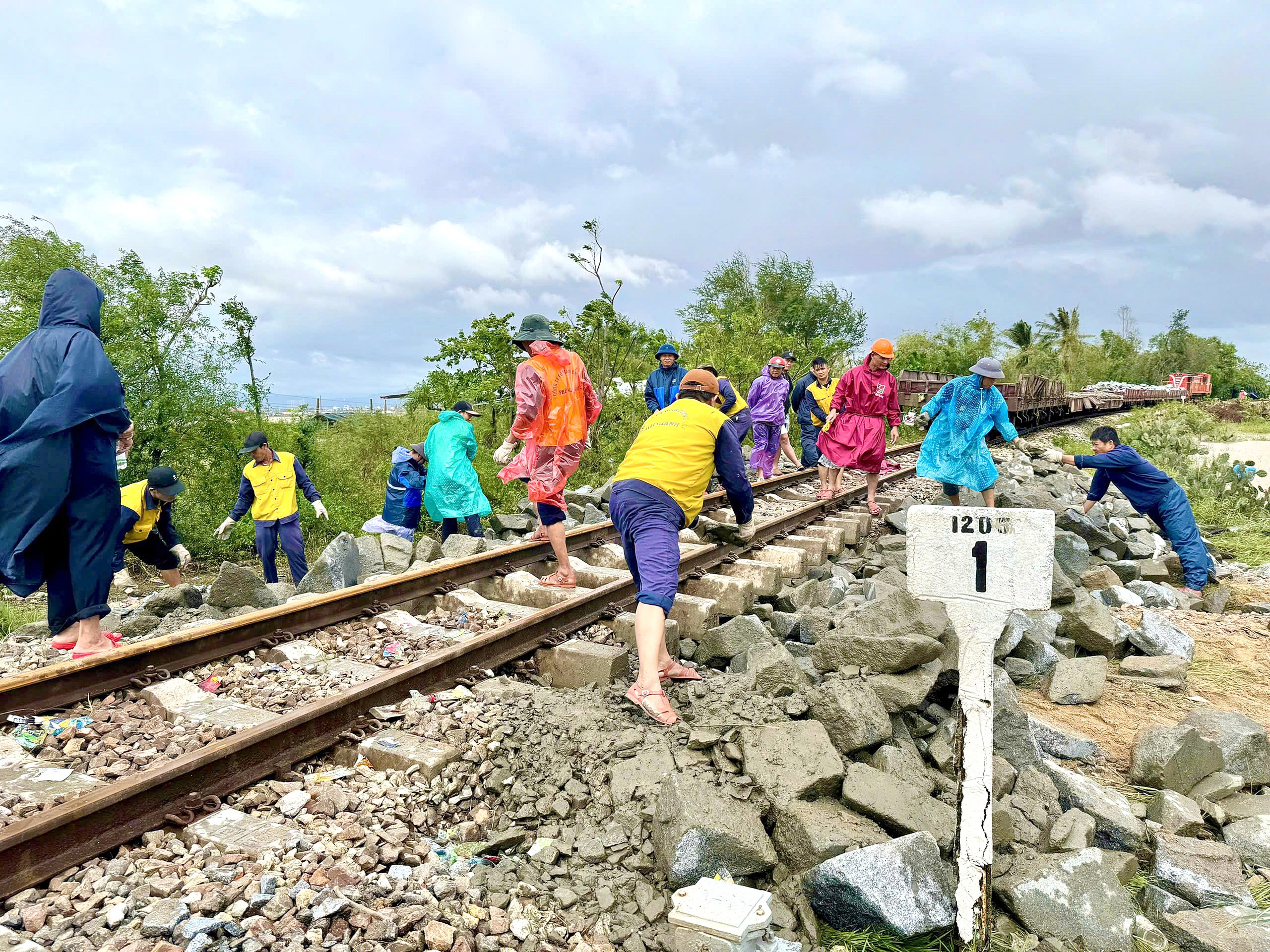 Khẩn trương thông đường sau lũ lịch sử 4 Khẩn trương thông đường sau lũ lịch sử - Ảnh 4.