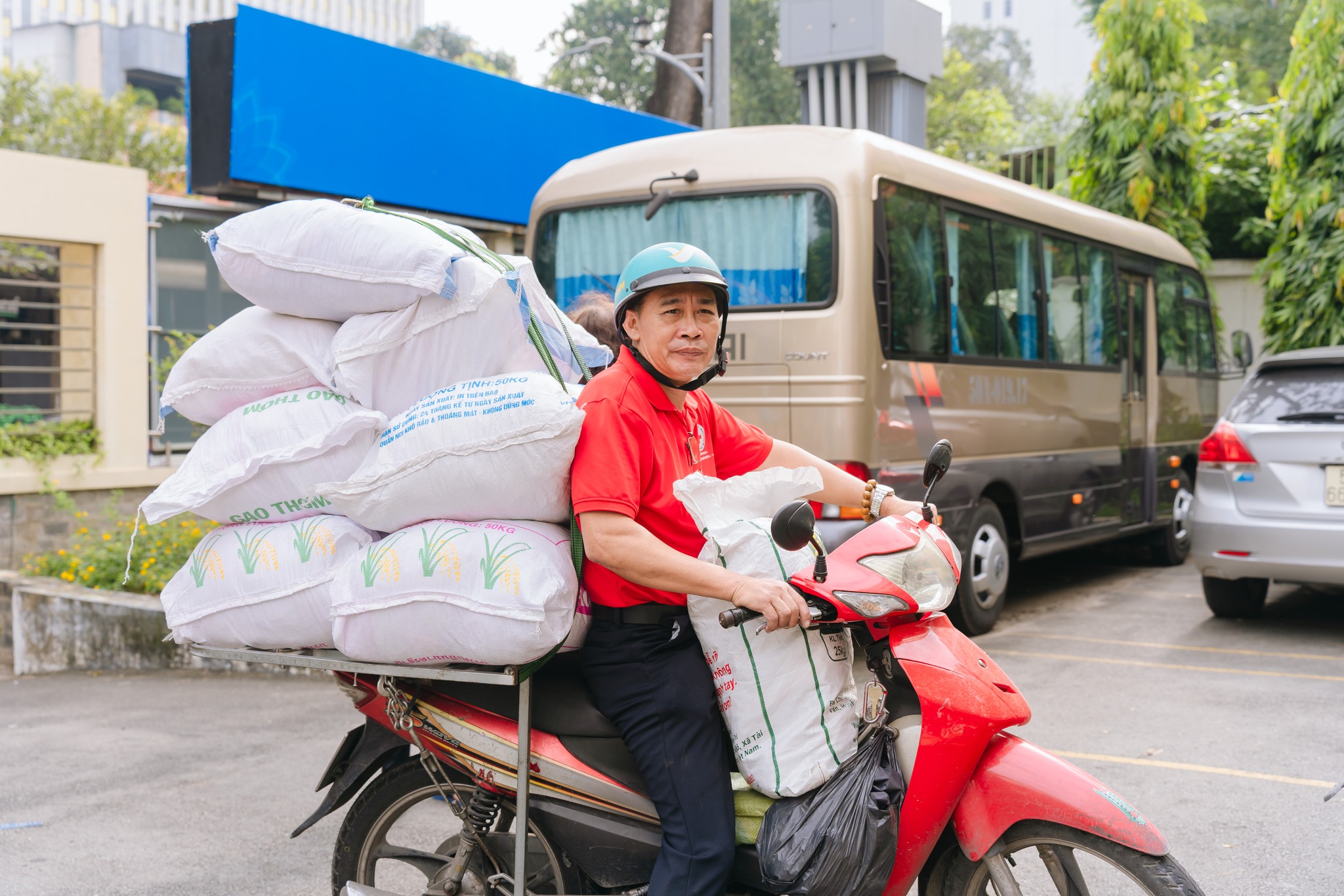 TPHCM hỗ trợ hơn 268 tỉ đồng và hàng ngàn tấn hàng hóa cho bà con vùng bão lũ - Ảnh 2.