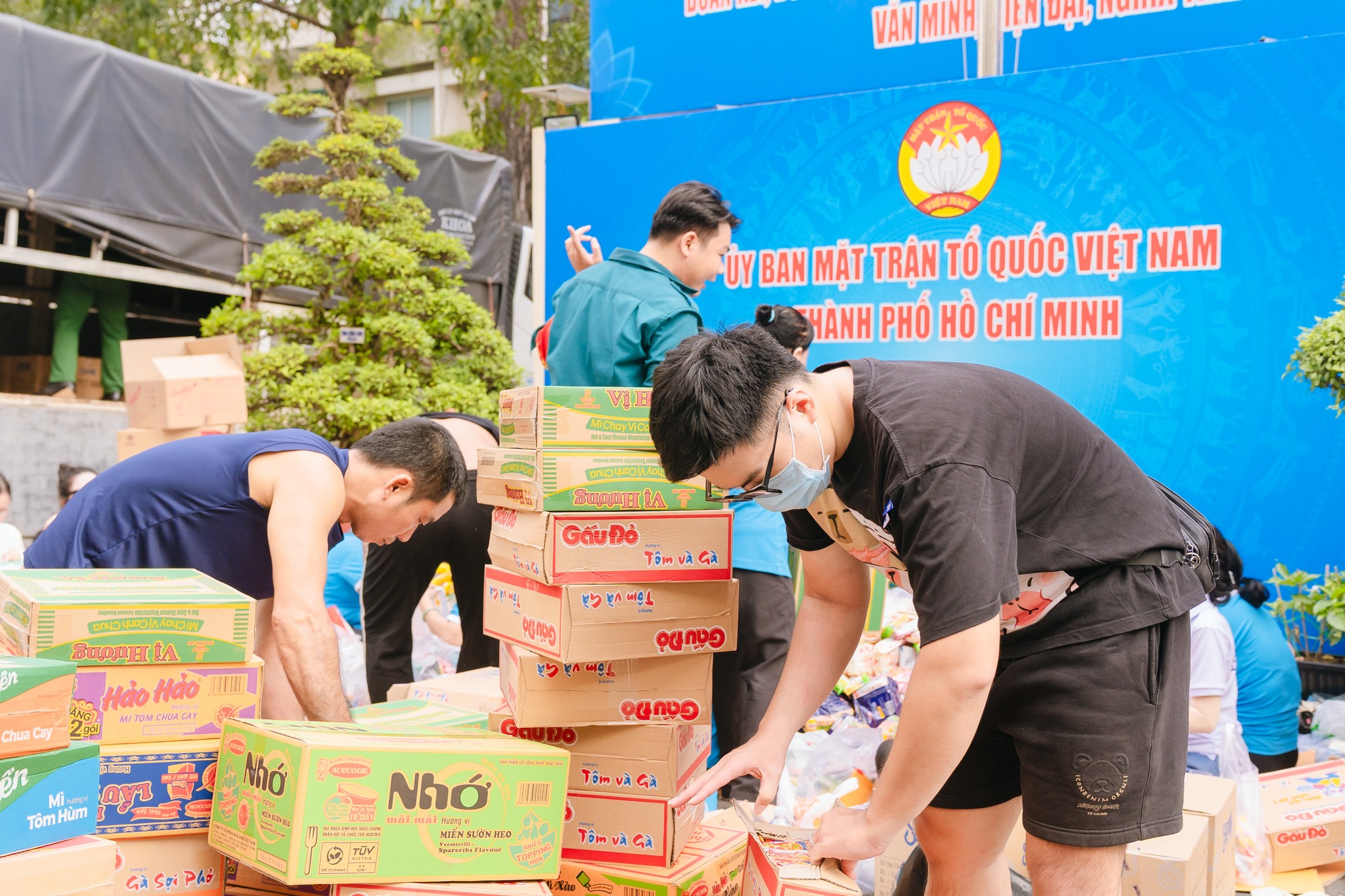 TPHCM hỗ trợ hơn 268 tỉ đồng và hàng ngàn tấn hàng hóa cho bà con vùng bão lũ - Ảnh 3.