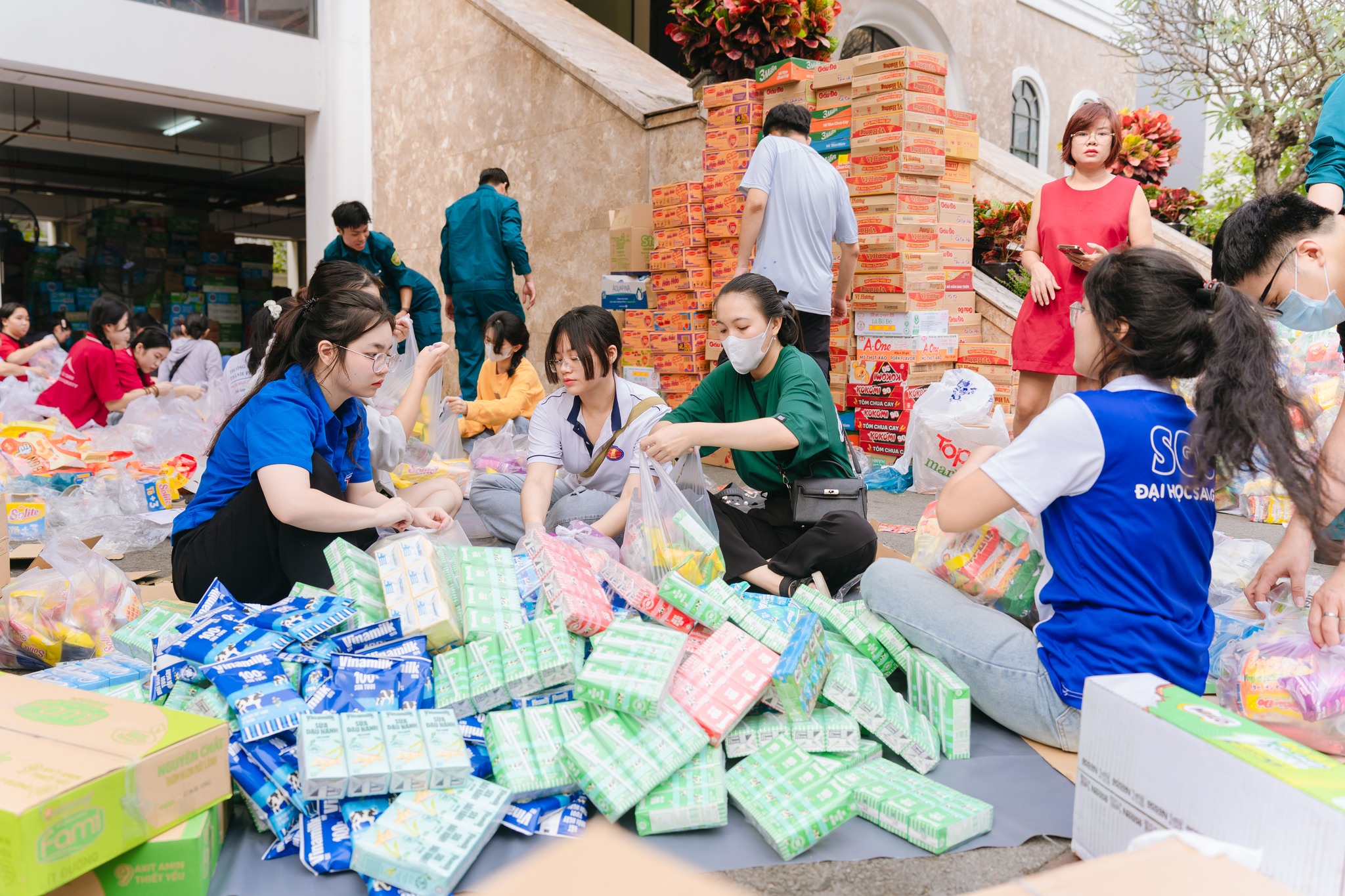 TPHCM hỗ trợ hơn 268 tỉ đồng và hàng ngàn tấn hàng hóa cho bà con vùng bão lũ - Ảnh 4.