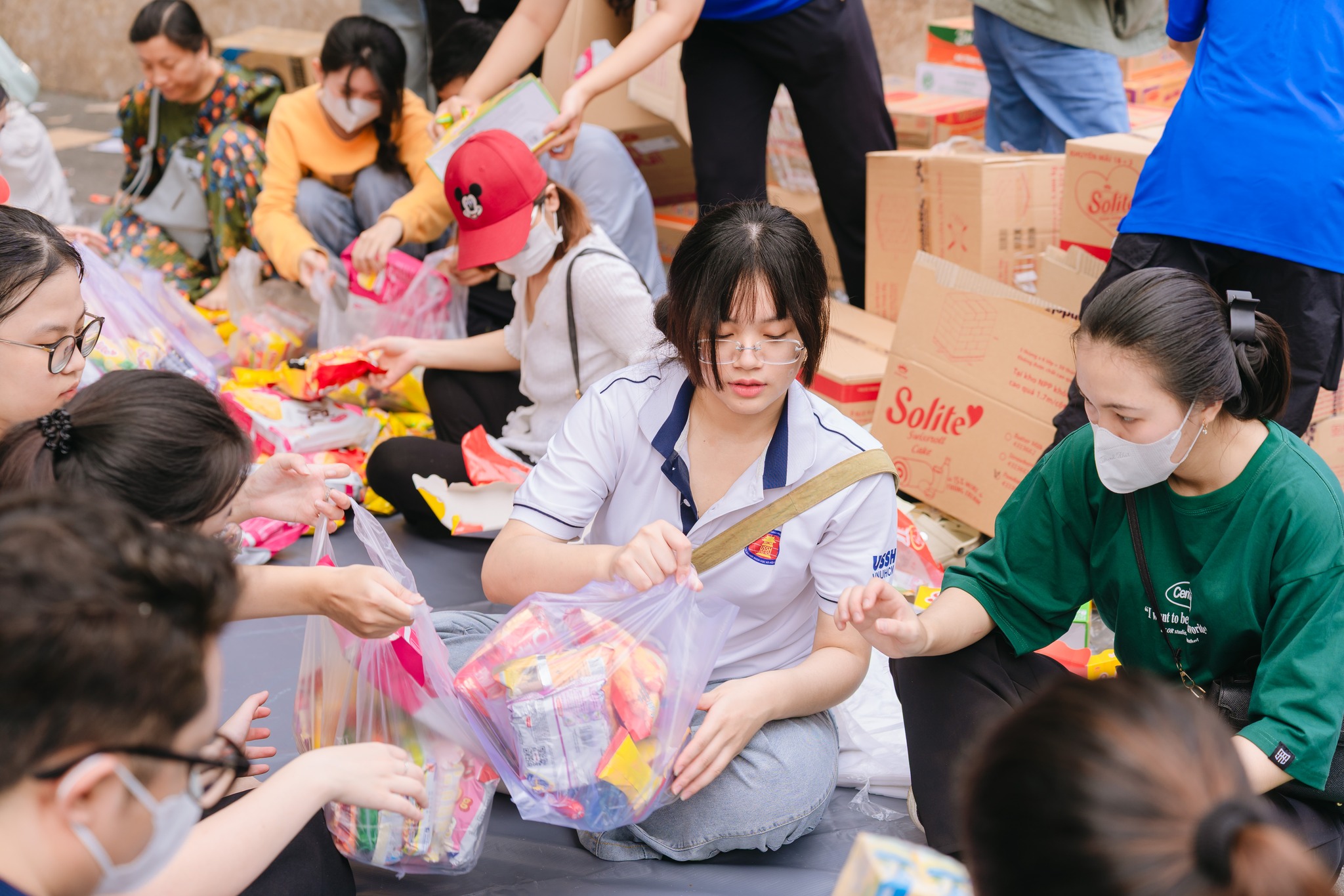 TPHCM hỗ trợ hơn 268 tỉ đồng và hàng ngàn tấn hàng hóa cho bà con vùng bão lũ - Ảnh 5.