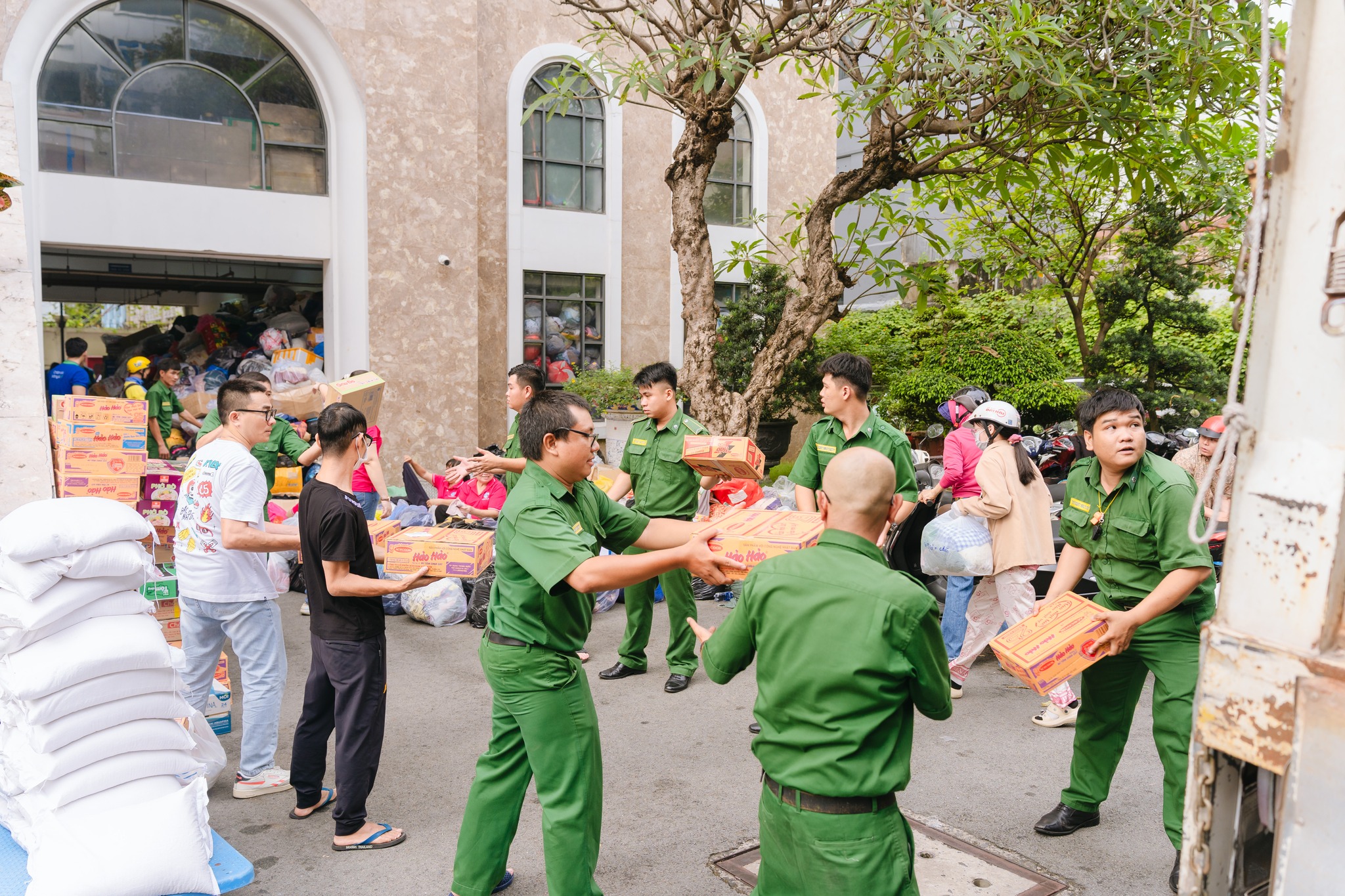 TPHCM hỗ trợ hơn 268 tỉ đồng và hàng ngàn tấn hàng hóa cho bà con vùng bão lũ - Ảnh 6.
