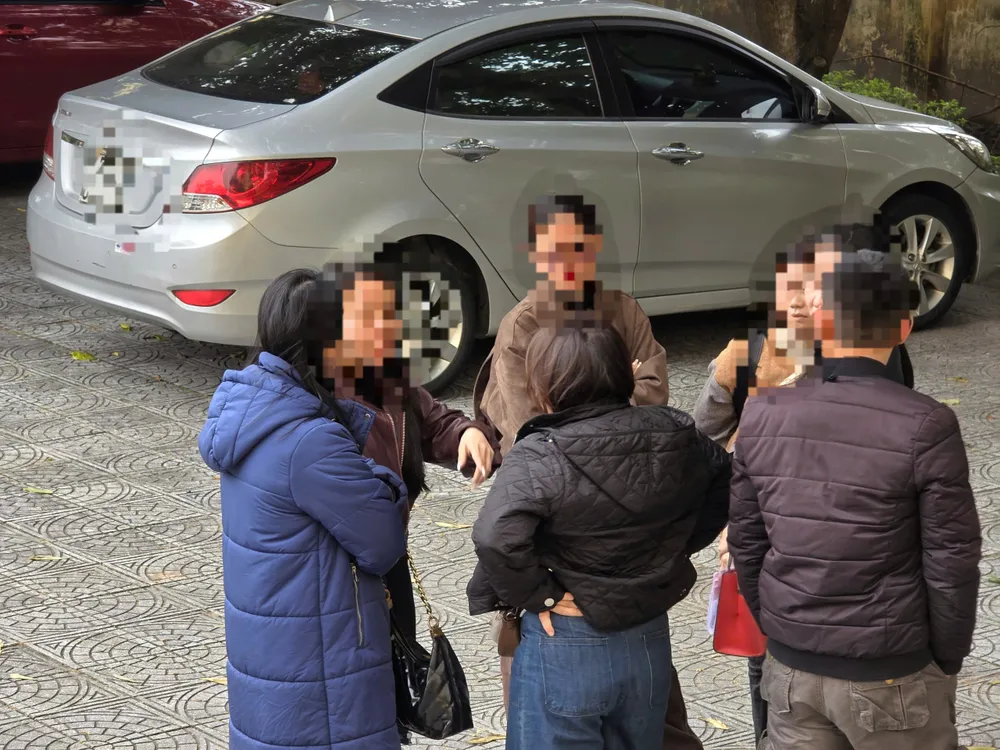 Nhiều bị hại đến dự phiên toà yêu cầu bị cáo trả lại tiền. Ảnh: MINH TRƯỜNG. gen-h-z7260399032024_7f7cd445f19df96913e91f33dcd8078c.jpg