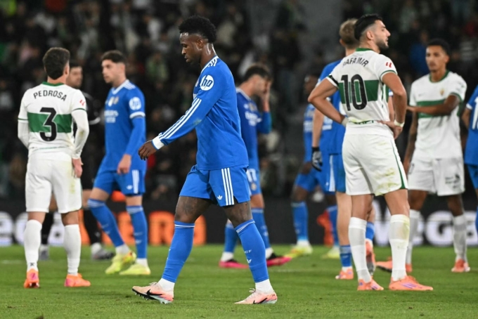 Bellingham cứu Real ở La Liga 2 Vinicius (xanh) không hài lòng khi Real chỉ có một điểm, trên sân Martinez Valero, Elche, Tây Ban Nha hôm 23/11. Ảnh: Vanguard