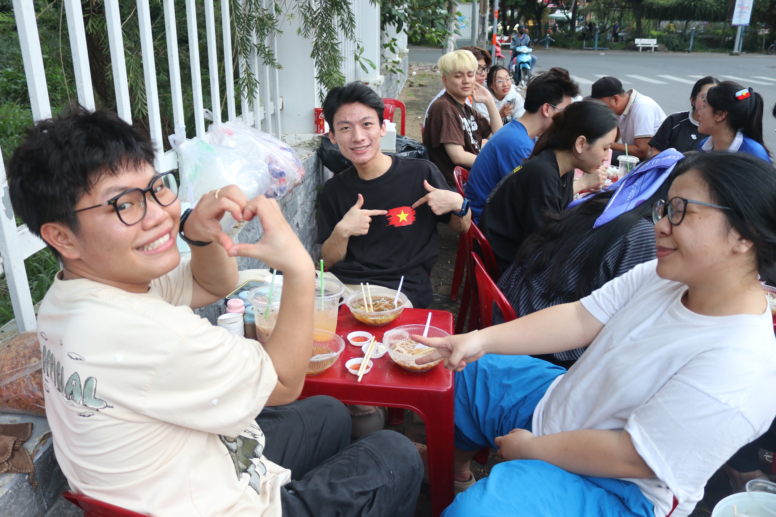 TP.HCM: Gánh bánh canh 0 đồng gây xúc động tại điểm cứu trợ vùng lũ miền Trung- Ảnh 4.