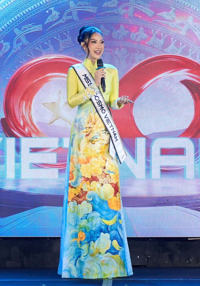 Phương Linh diện áo dài họa tiết rồng trong sự kiện ra mắt truyền thông, khán giả trước ngày tham gia cuộc thi. Ảnh: Sang Đào