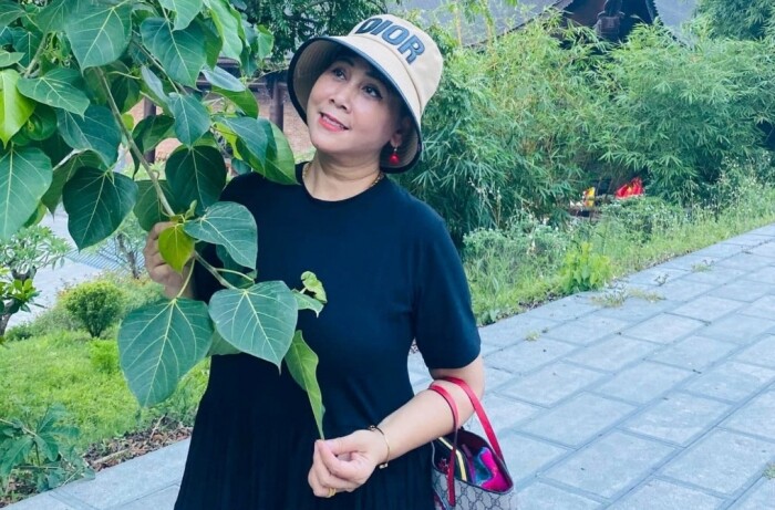 Nghệ sĩ Minh Hằng vui thú với thiên nhiên.