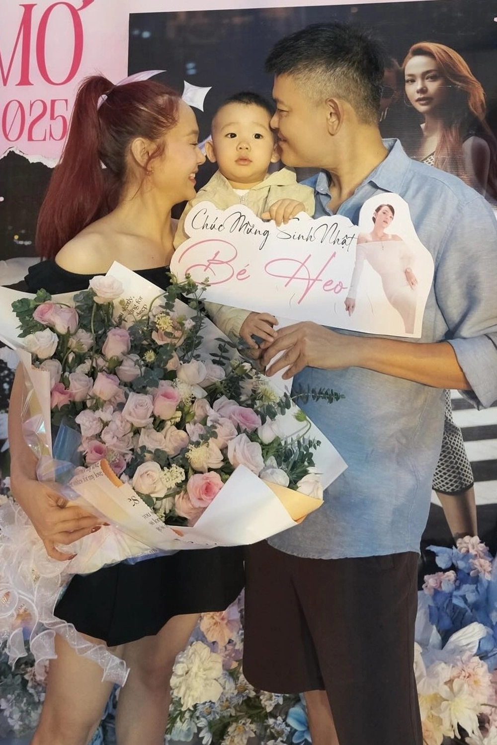 Minh Hằng bên chồng con trong tiệc sinh nhật năm nay.