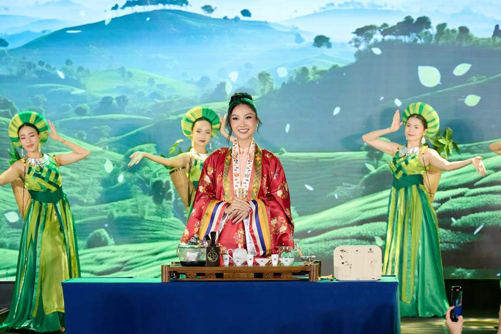 Nguyễn Hoàng Phương Linh nhận sash đại diện Việt Nam ở Miss Cosmo 2025 2 1764062528 29 Nguyen Hoang Phuong Linh nhan sash dai dien Viet Nam