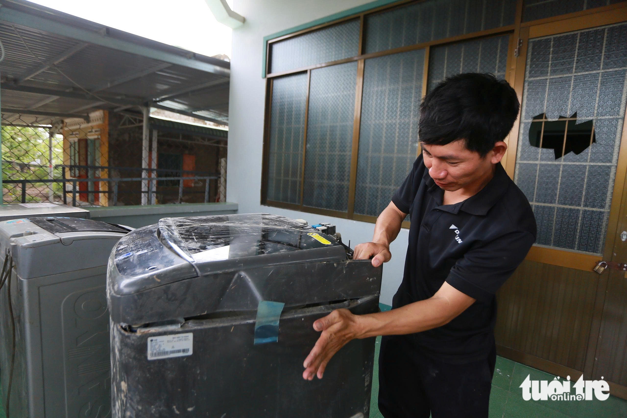 Thợ điện tử tới rốn lũ Đông Hòa, giúp bà con sửa tủ lạnh, máy giặt miễn phí 2 tủ lạnh - Ảnh 2.