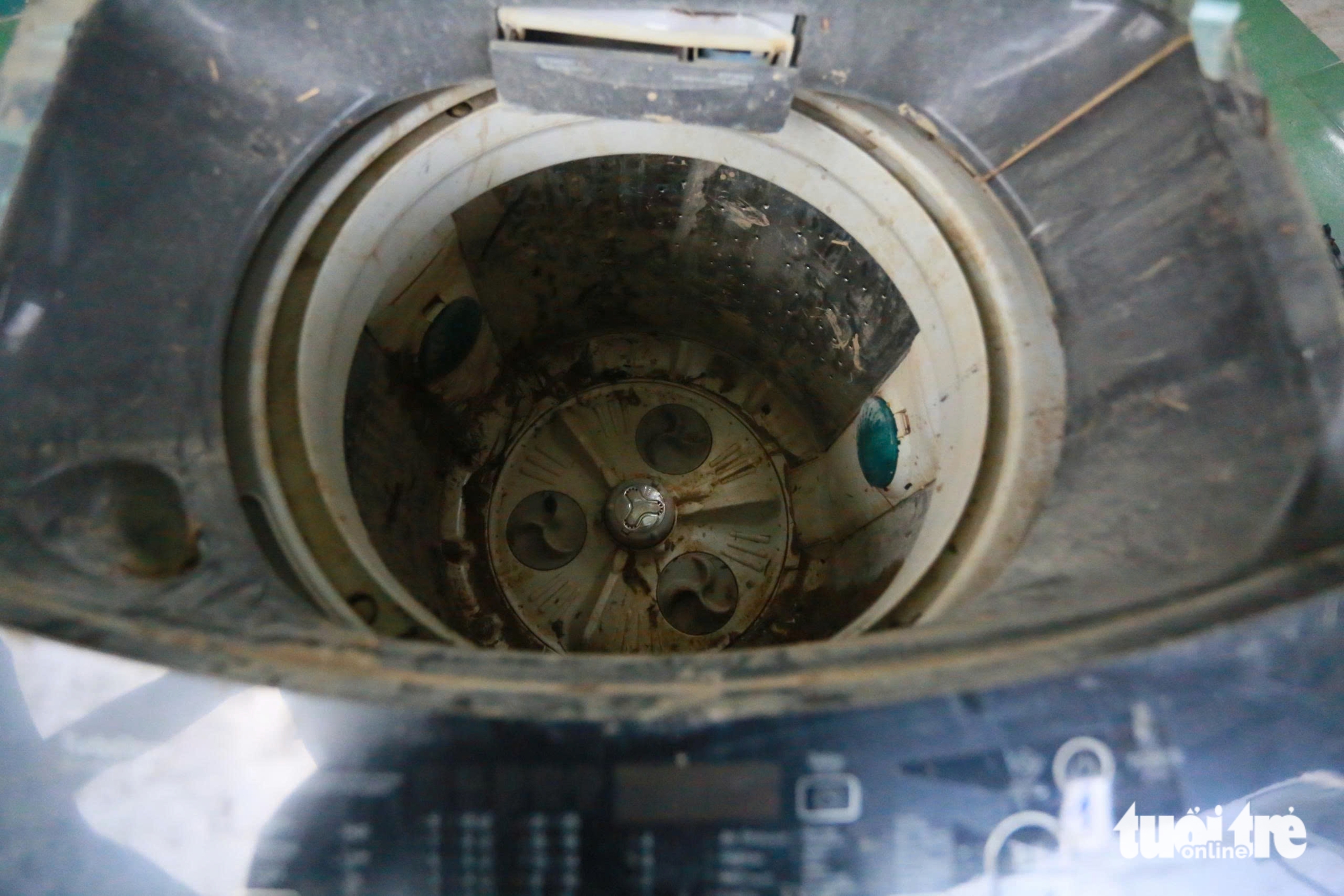 Thợ điện tử tới rốn lũ Đông Hòa, giúp bà con sửa tủ lạnh, máy giặt miễn phí 5 tủ lạnh - Ảnh 5.