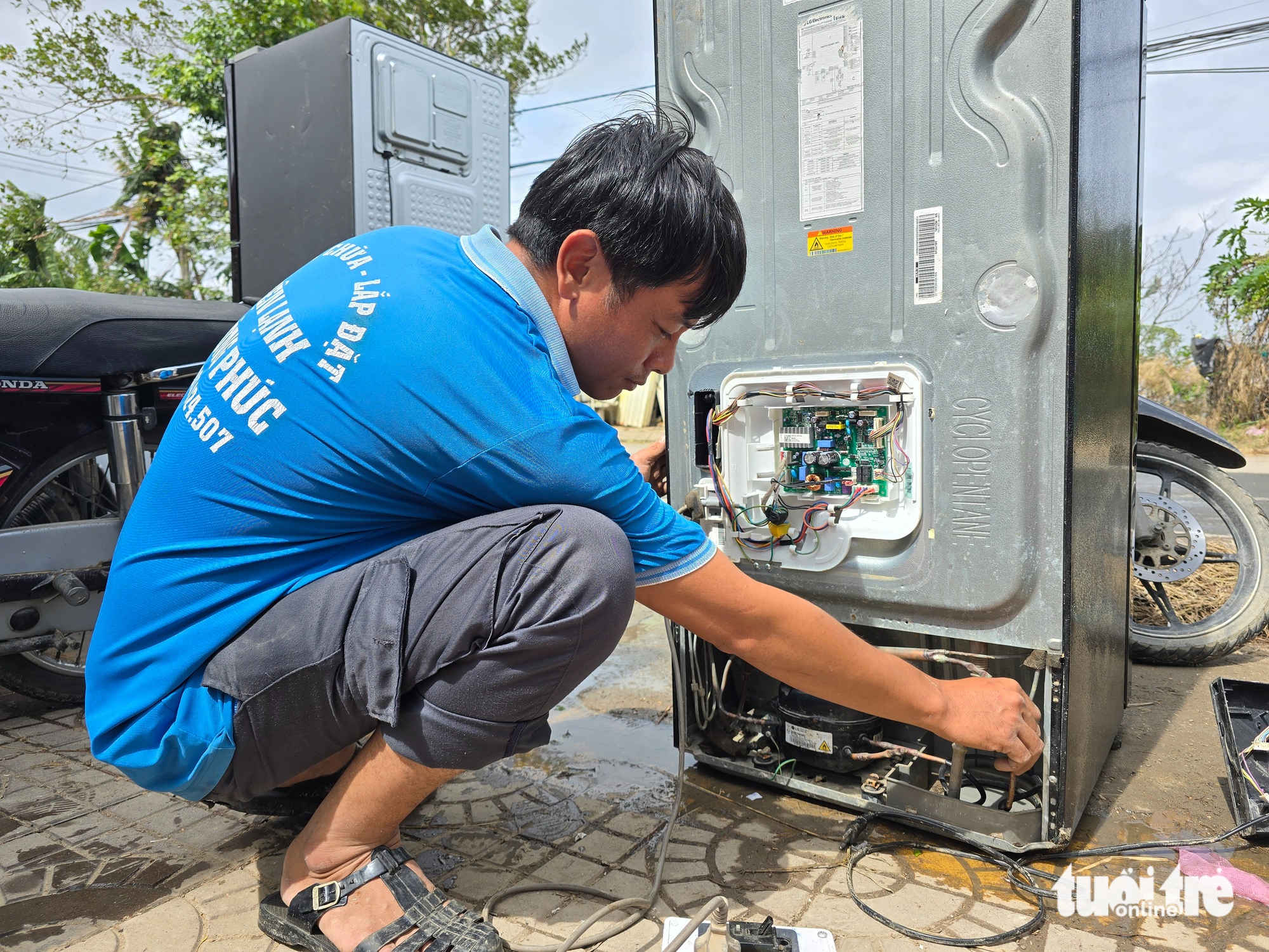 Thợ điện tử tới rốn lũ Đông Hòa, giúp bà con sửa tủ lạnh, máy giặt miễn phí 6 tủ lạnh - Ảnh 6.