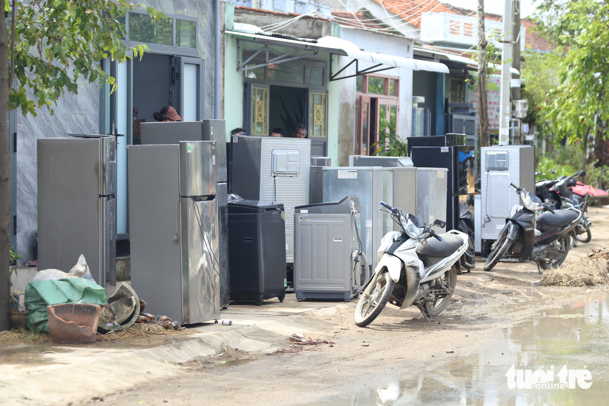 Thợ điện tử tới rốn lũ Đông Hòa, giúp bà con sửa tủ lạnh, máy giặt miễn phí 7 tủ lạnh - Ảnh 7.