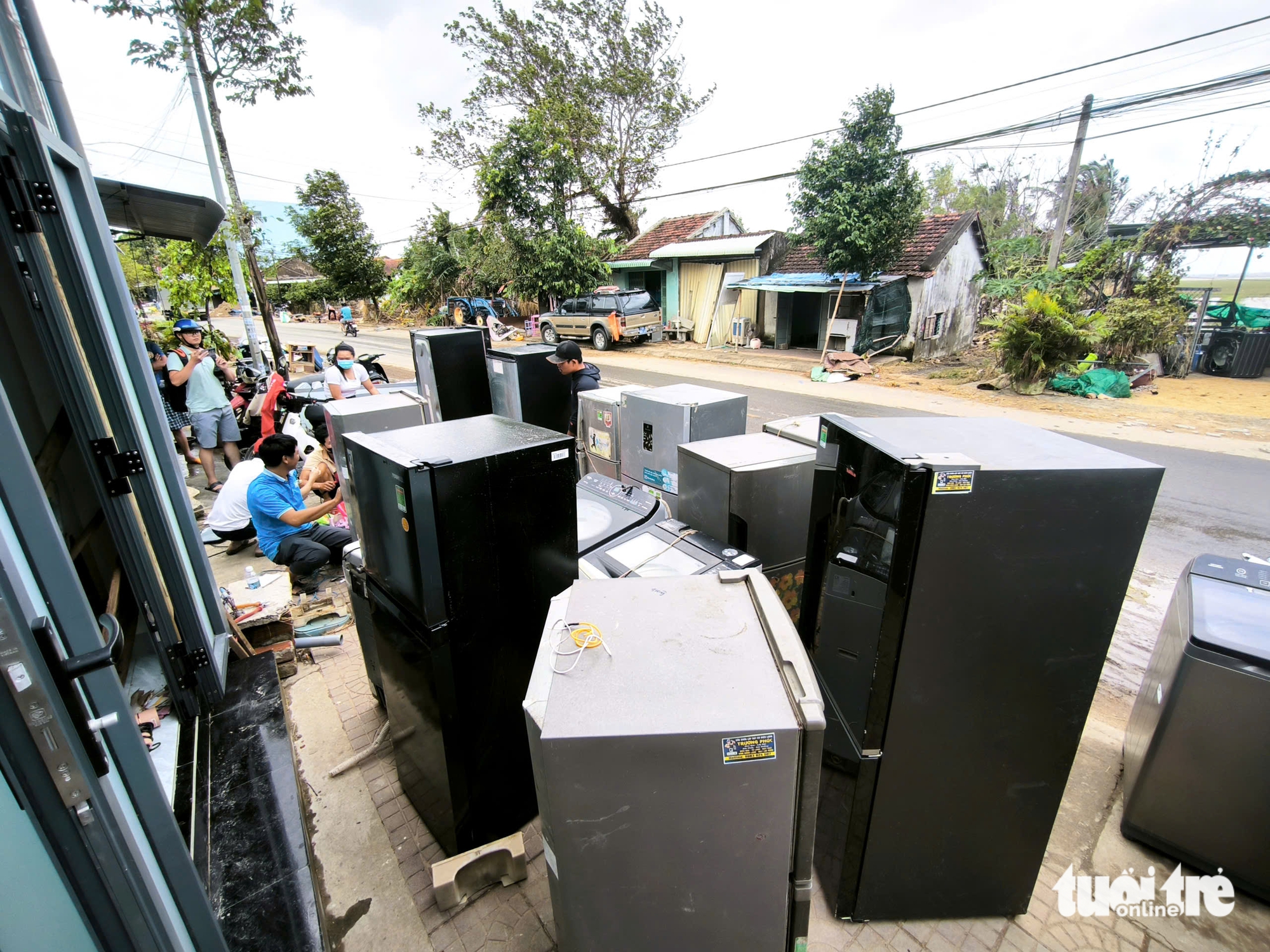 Thợ điện tử tới rốn lũ Đông Hòa, giúp bà con sửa tủ lạnh, máy giặt miễn phí 10 tủ lạnh - Ảnh 10.