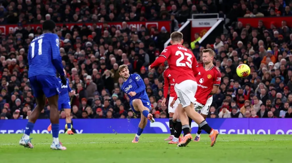 Bàn thắng duy nhất của Dewsbury Hall giúp Everton giành 3 điểm quý giá. Ảnh: EPL mu-premier-league.jpg