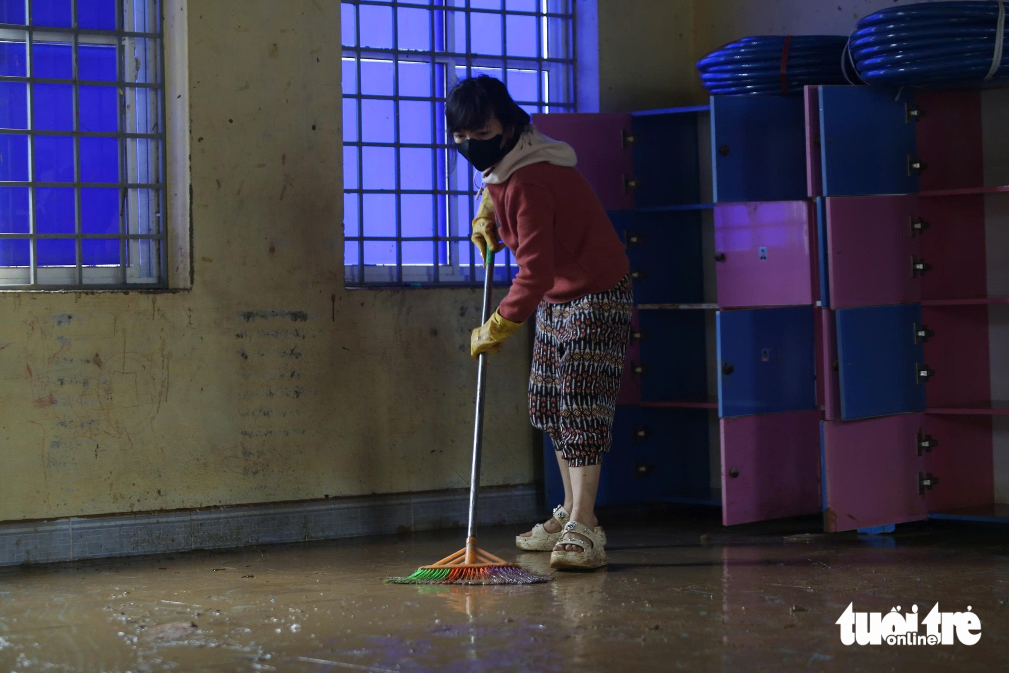 Thầy cô gác lại việc nhà, lội bùn dọn trường sau lũ dữ 2 Thầy cô gác lại việc nhà, lội bùn dọn trường sau lũ dữ - Ảnh 2.