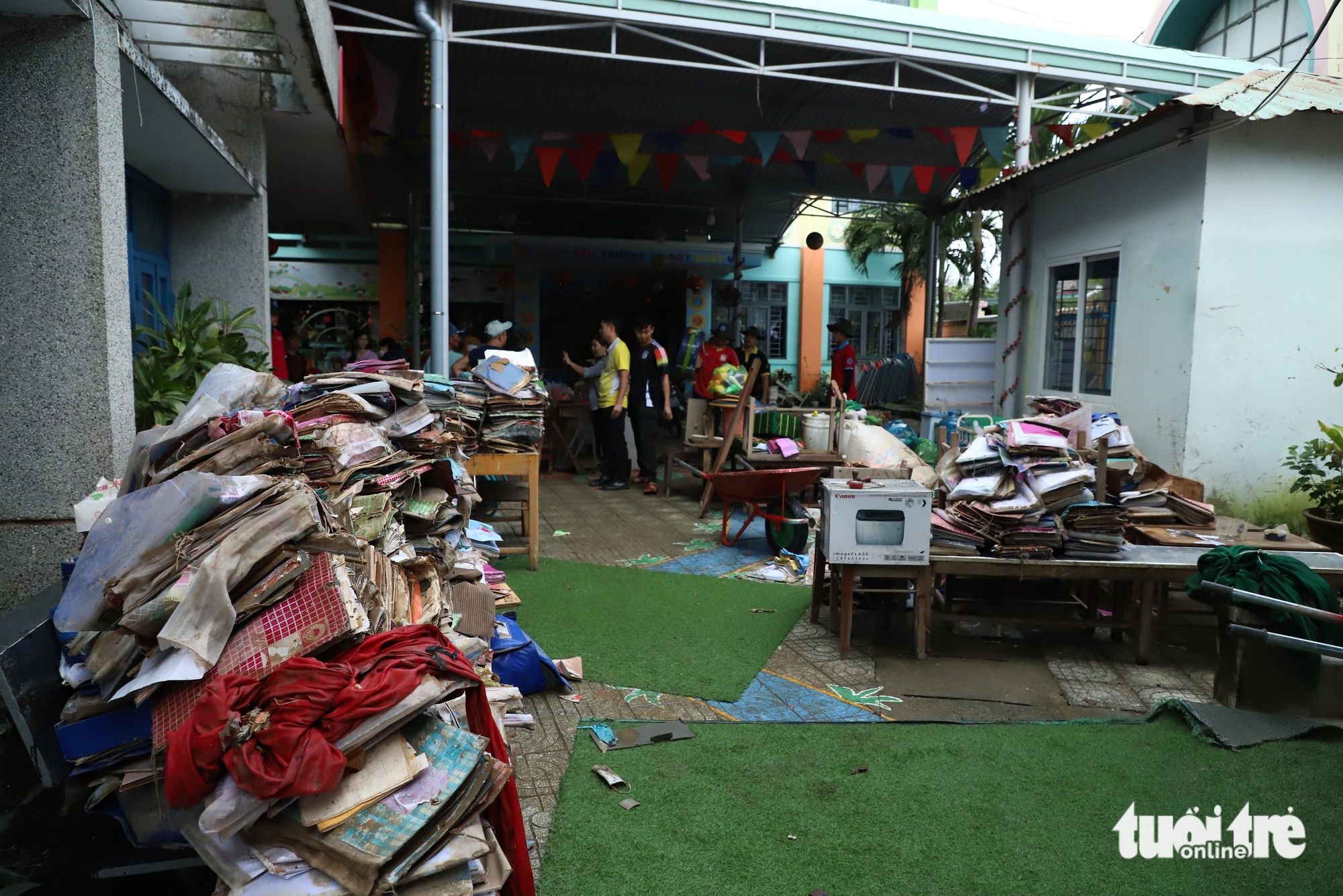 Thầy cô gác lại việc nhà, lội bùn dọn trường sau lũ dữ 3 lũ dữ - Ảnh 3.