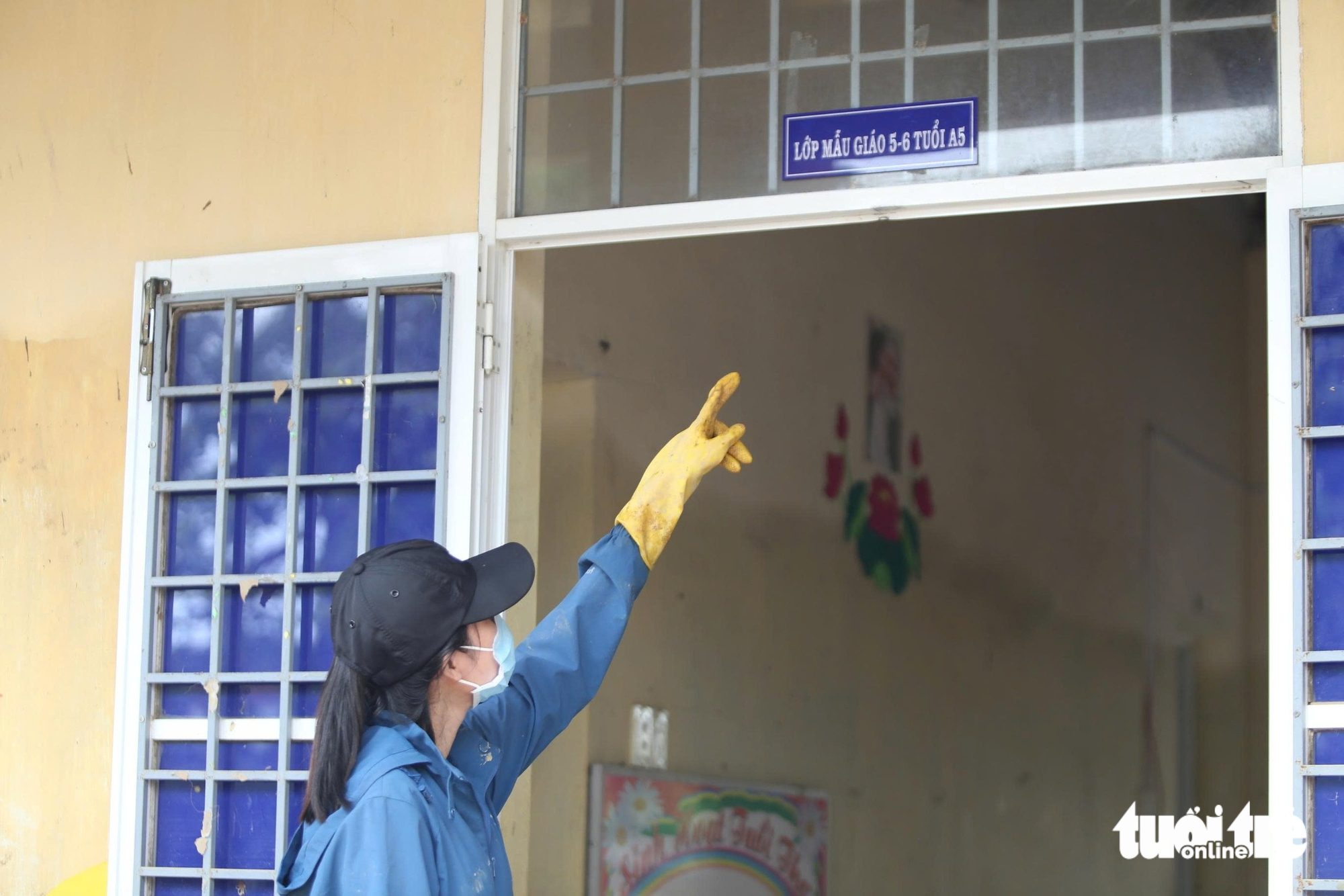 Thầy cô gác lại việc nhà, lội bùn dọn trường sau lũ dữ 5 lũ dữ - Ảnh 5.