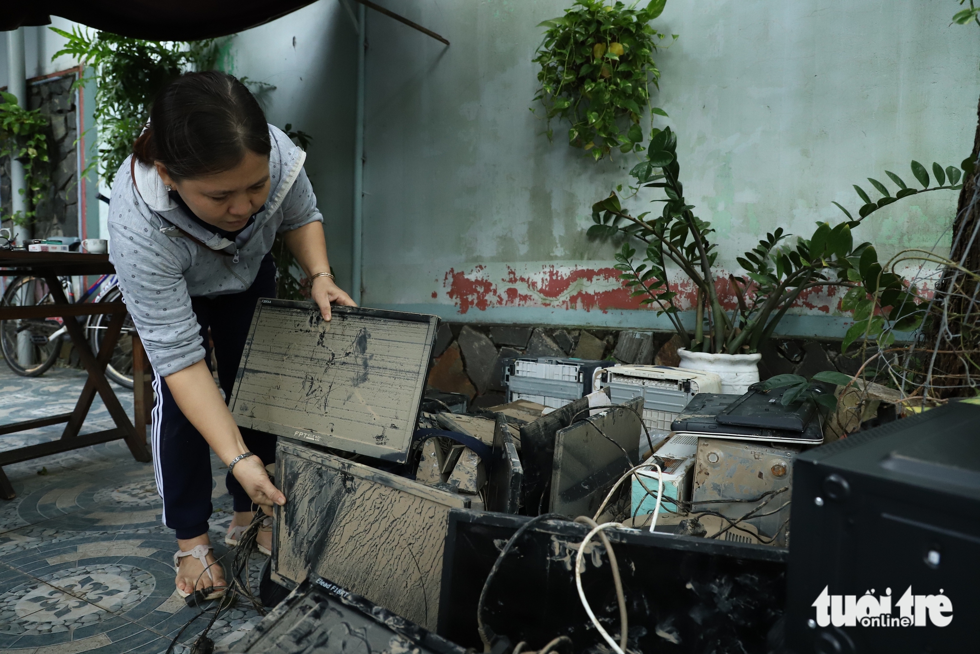 Thầy cô gác lại việc nhà, lội bùn dọn trường sau lũ dữ 6 lũ dữ - Ảnh 6.