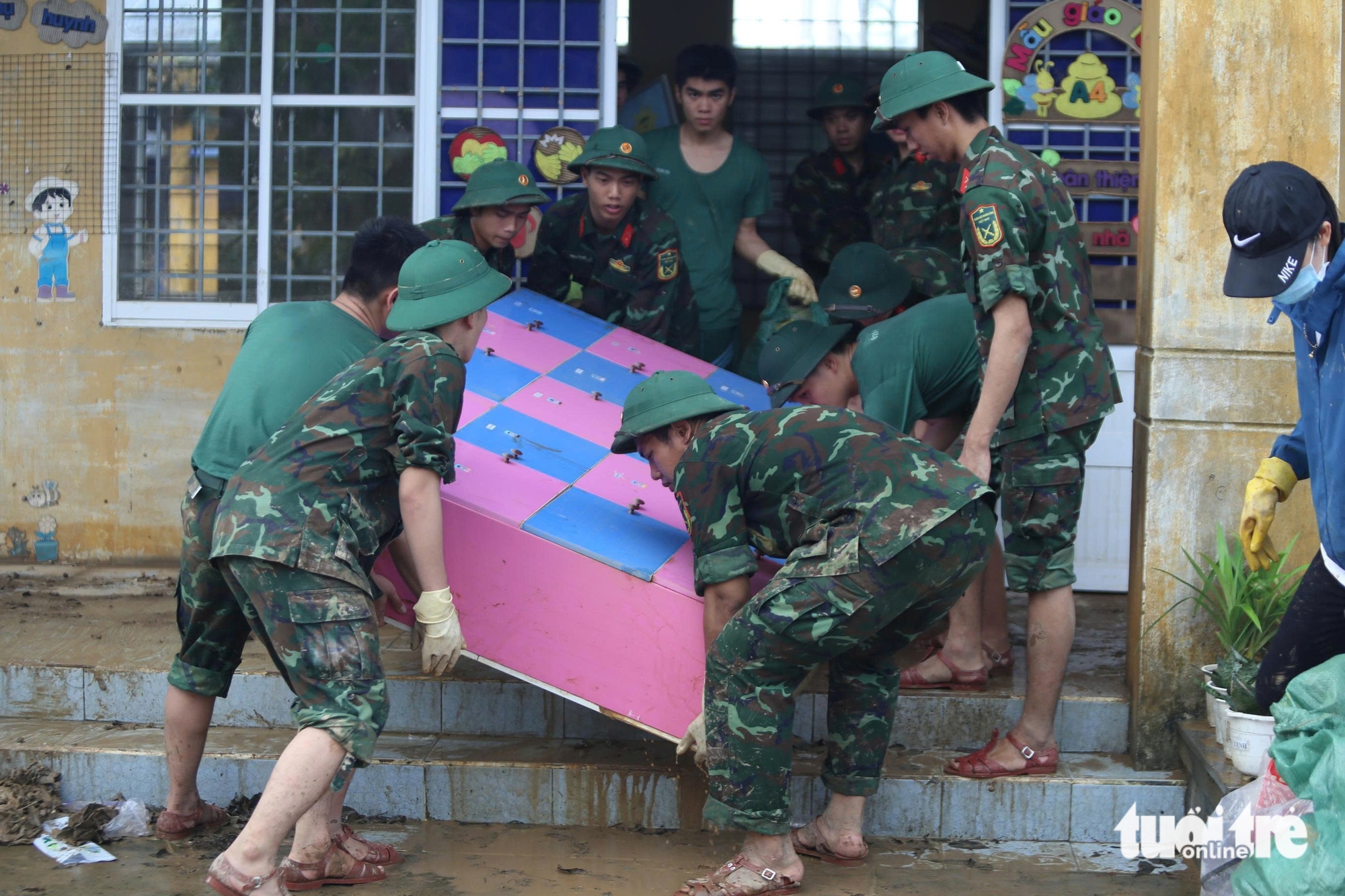 Thầy cô gác lại việc nhà, lội bùn dọn trường sau lũ dữ 7 Thầy cô gác lại việc nhà, lội bùn dọn trường sau lũ dữ - Ảnh 7.