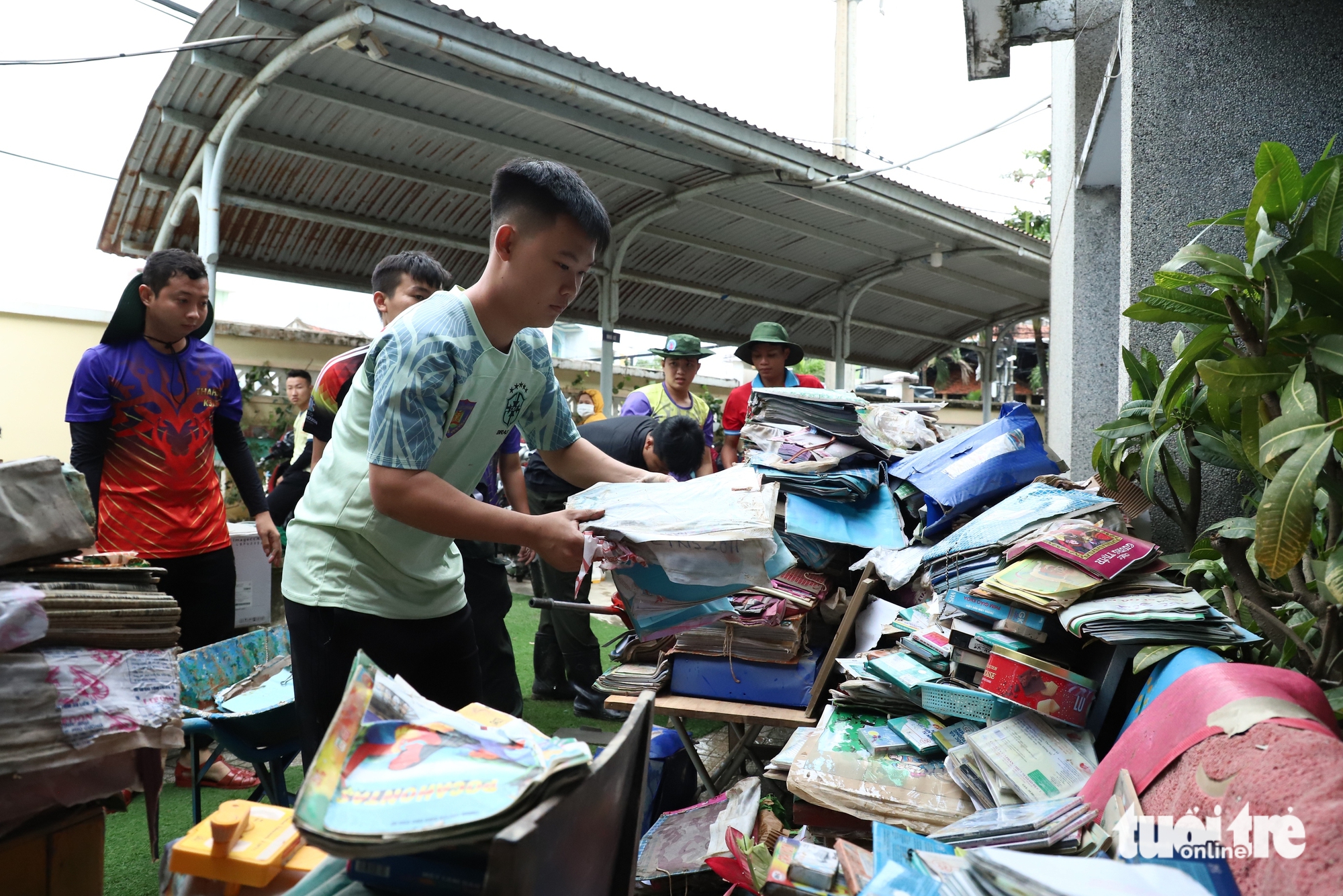 Thầy cô gác lại việc nhà, lội bùn dọn trường sau lũ dữ 9 Thầy cô gác lại việc nhà, lội bùn dọn trường sau lũ dữ - Ảnh 9.