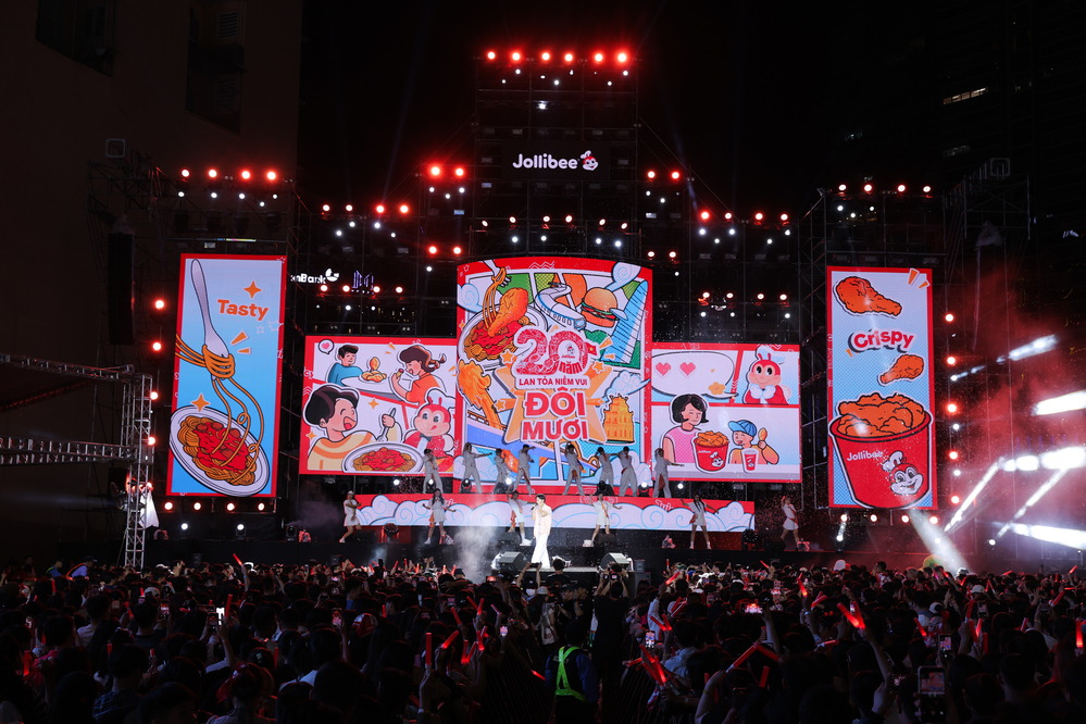  
Sân khấu hoành tráng của The Jolly Day, nơi ánh sáng và âm nhạc chạm đến cảm xúc khán giả.