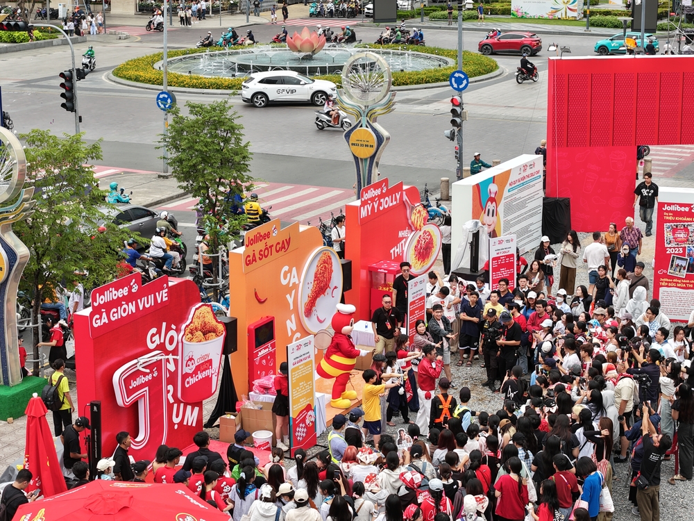 
Nhiều người có mặt từ sớm để check-in và tham gia các hoạt động vui chơi và nhận quà từ Jollibee Việt Nam.
