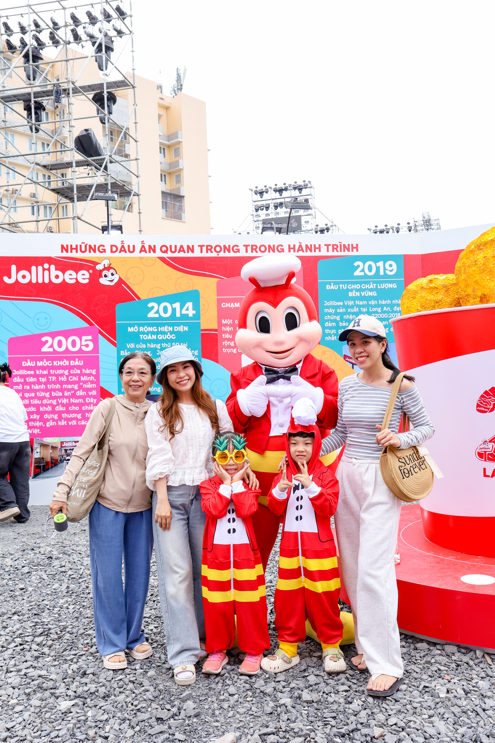  
Khu vực bức tường hành trình 20 năm tạo ấn tượng sâu sắc với người tham dự sự kiện The Jolly Day.