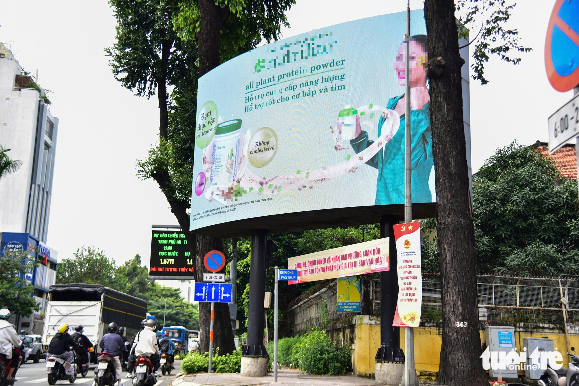 Di tích lịch sử Viện Pasteur TP.HCM 134 tuổi ‘chìm’ trong bảng quảng cáo, rác thải ngập vỉa hè - Ảnh 4.