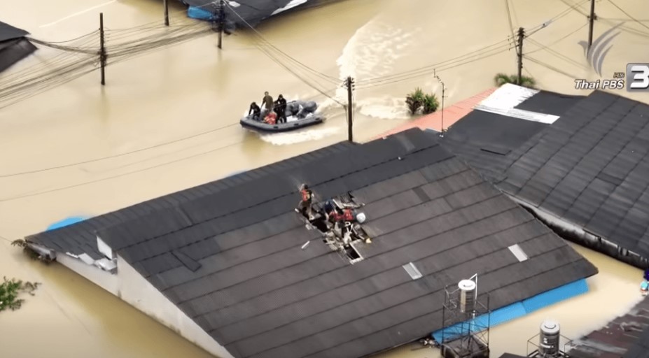 Lũ lịch sử ở Thái Lan: Người dân trèo cáp, phá mái nhà thoát hiểm - Ảnh 2.